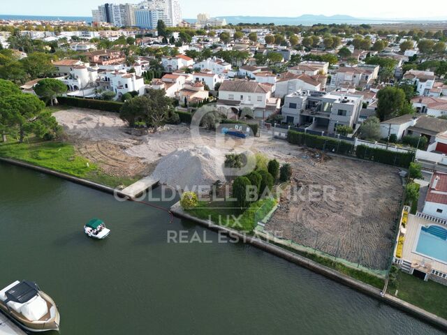Terrain à Empuriabrava avec 13.5m d'amarre