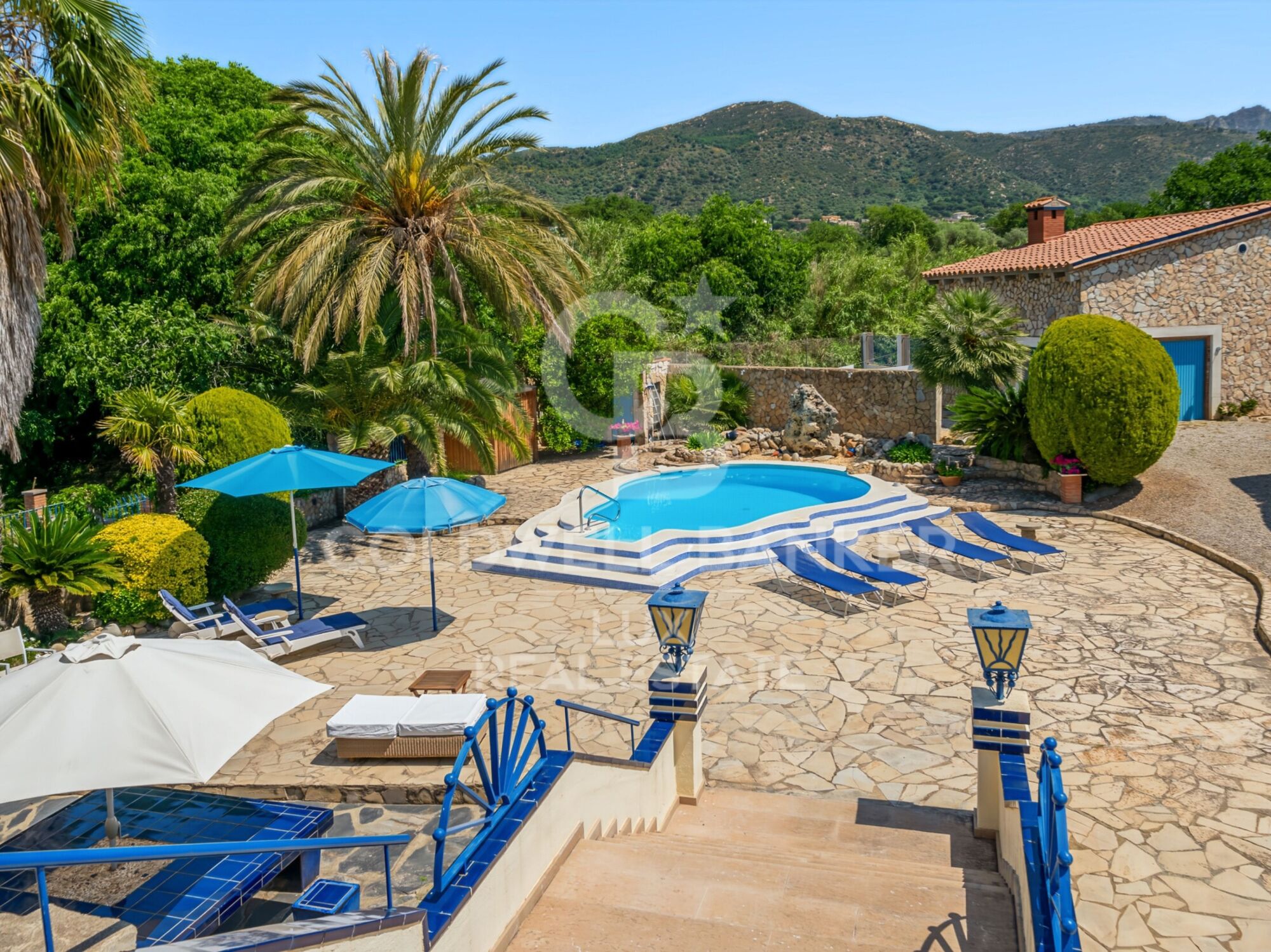 Licensed guesthouse with garden, pool, and numerous expansion possibilities