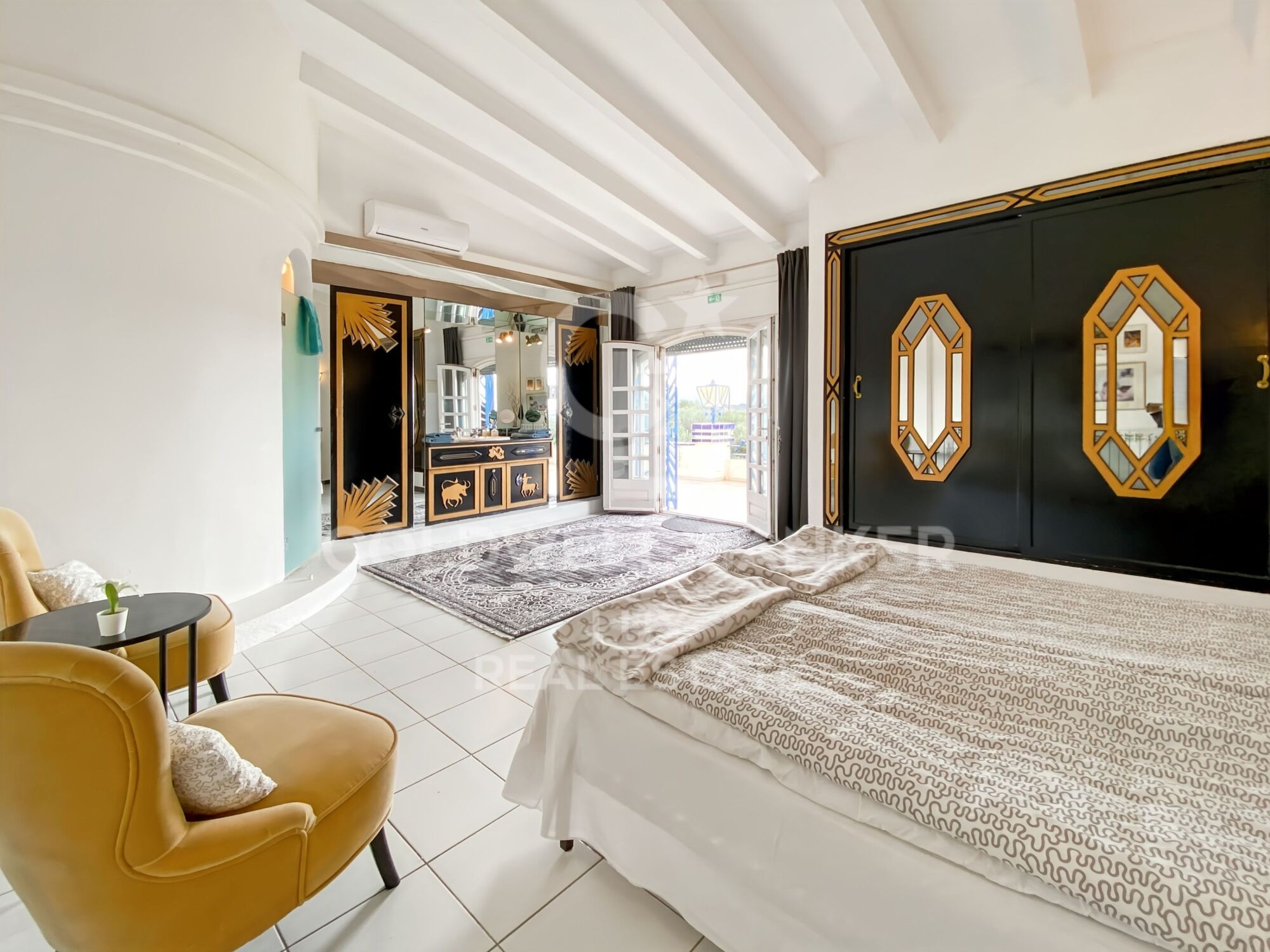 Licensed guesthouse with garden, pool, and numerous expansion possibilities