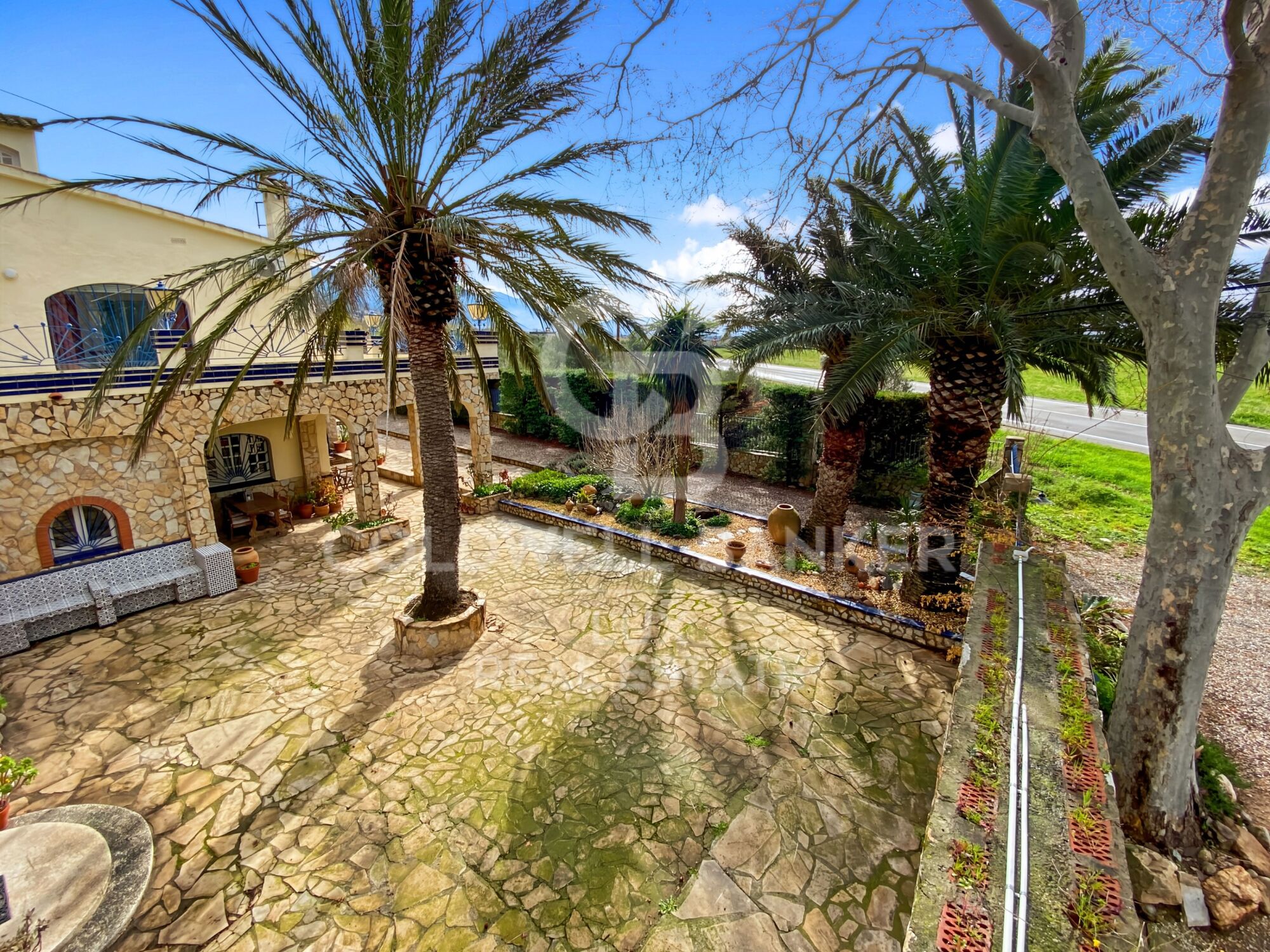 Licensed guesthouse with garden, pool, and numerous expansion possibilities