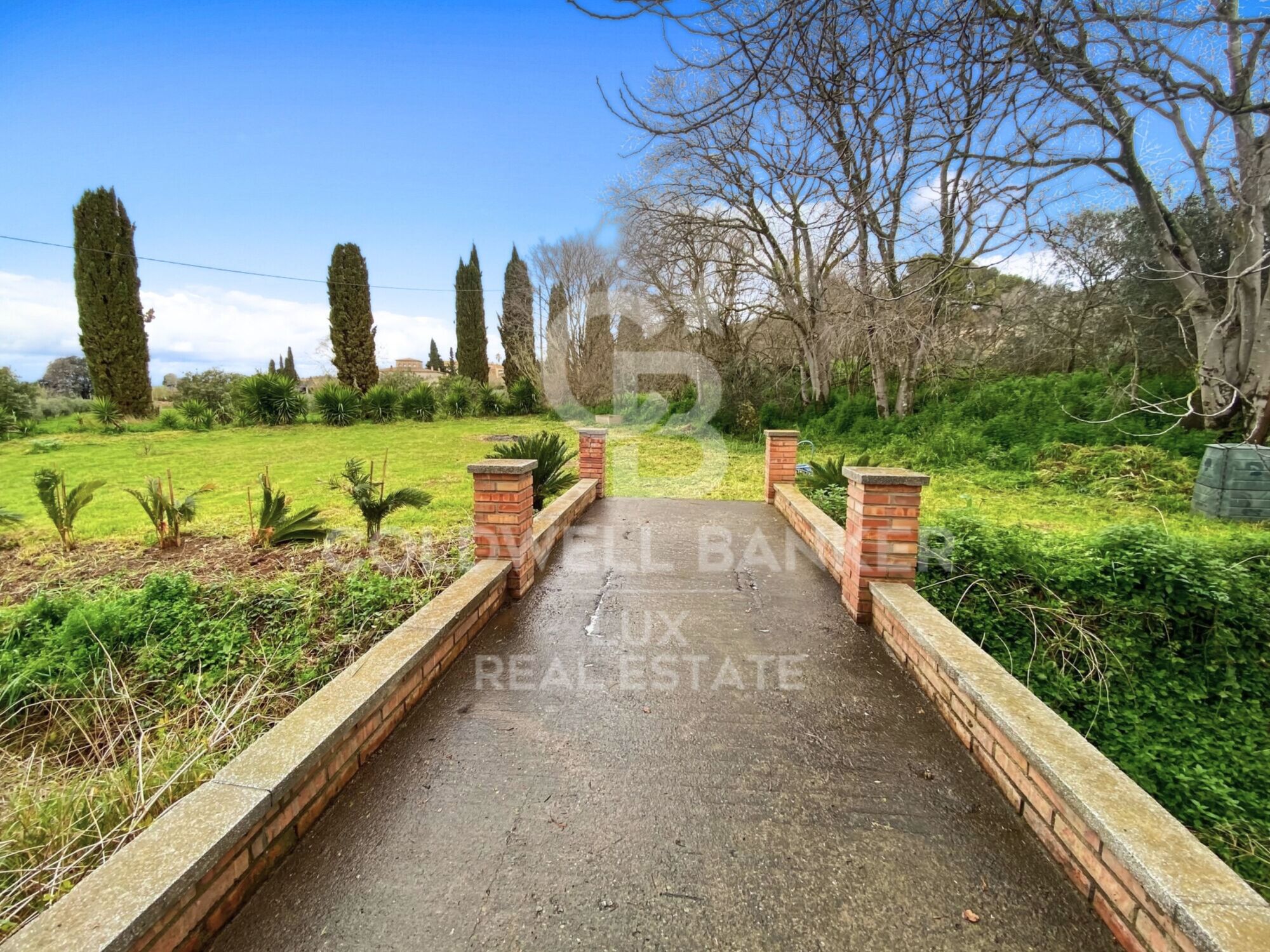 Licensed guesthouse with garden, pool, and numerous expansion possibilities