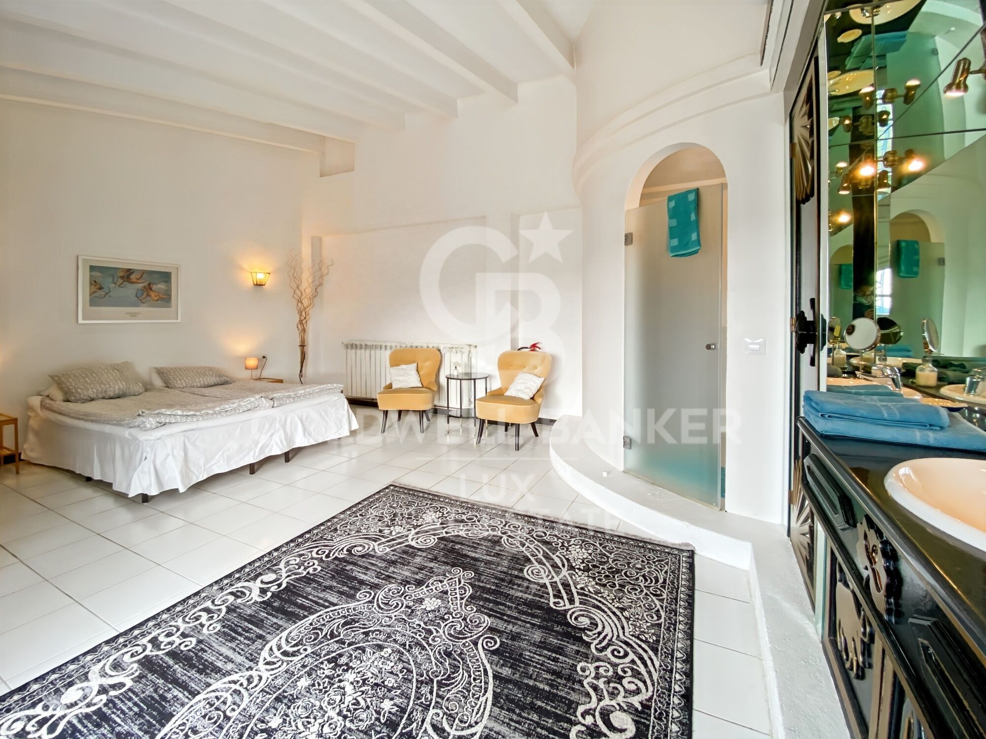 Licensed guesthouse with garden, pool, and numerous expansion possibilities