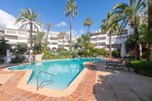 Apartamento renovado y espacioso en el corazón de Puente Romano, Marbella