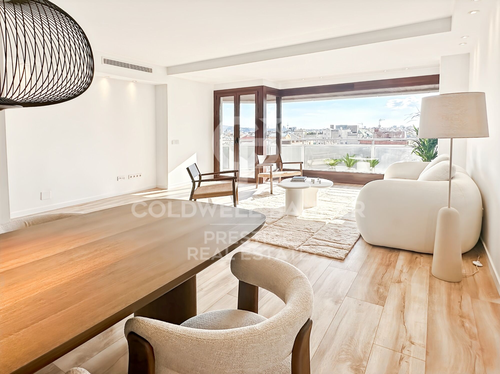 Spektakuläres Luxusapartment im 10. Stock mit Panoramablick. Ps. Sant Joan. 'La Dreta de l'Eixample'.
