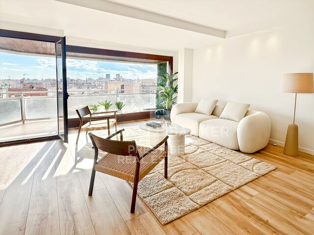 Spectacular apartment on the 10th floor. Views of the sea and La Sagrada Familia. 'The Dreta de l'Eixample'.
