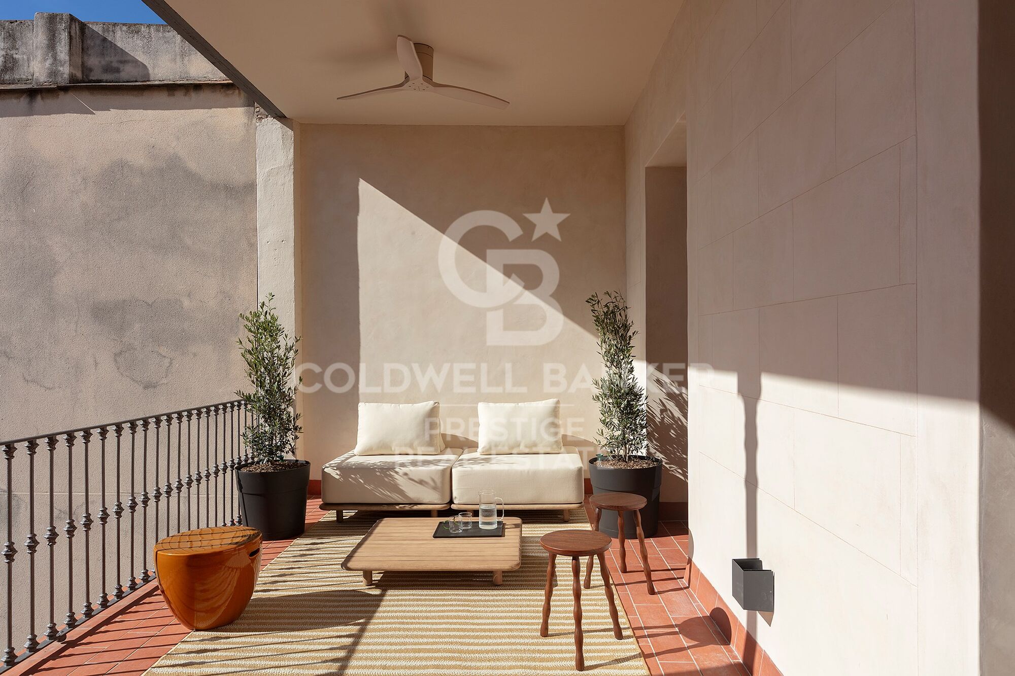 Brand-new penthouse with furniture and two terraces in a historic building. El Born, Barcelona
