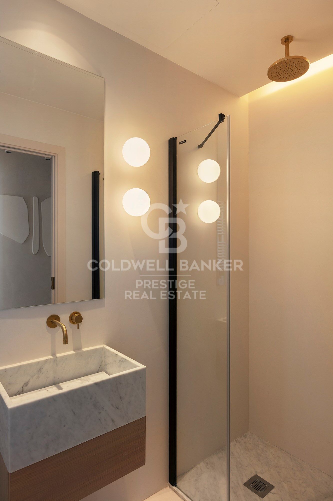 Brand-new penthouse with furniture and two terraces in a historic building. El Born, Barcelona