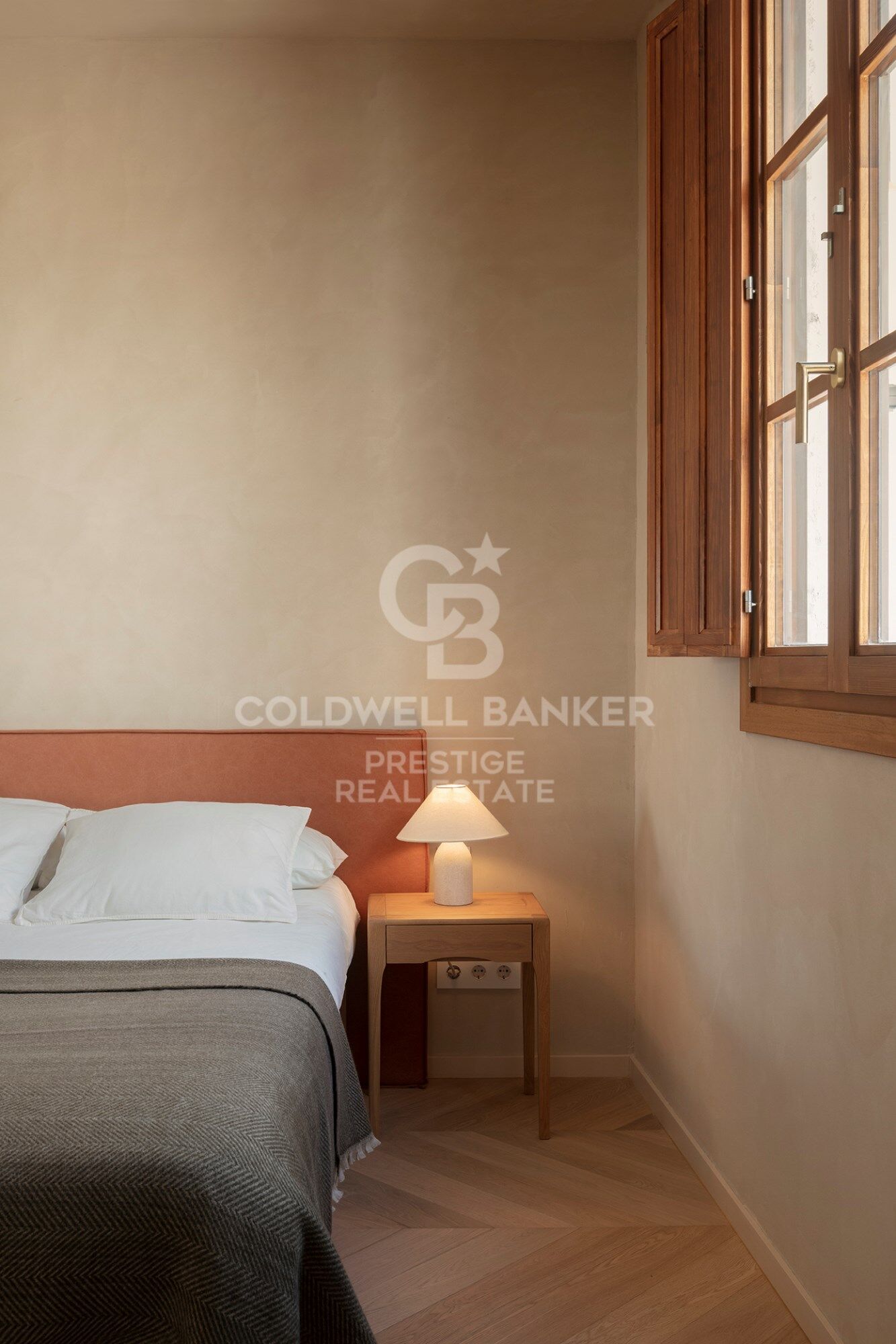 Ático a estrenar con muebles y dos terrazas en finca regia. El Born, Barcelona