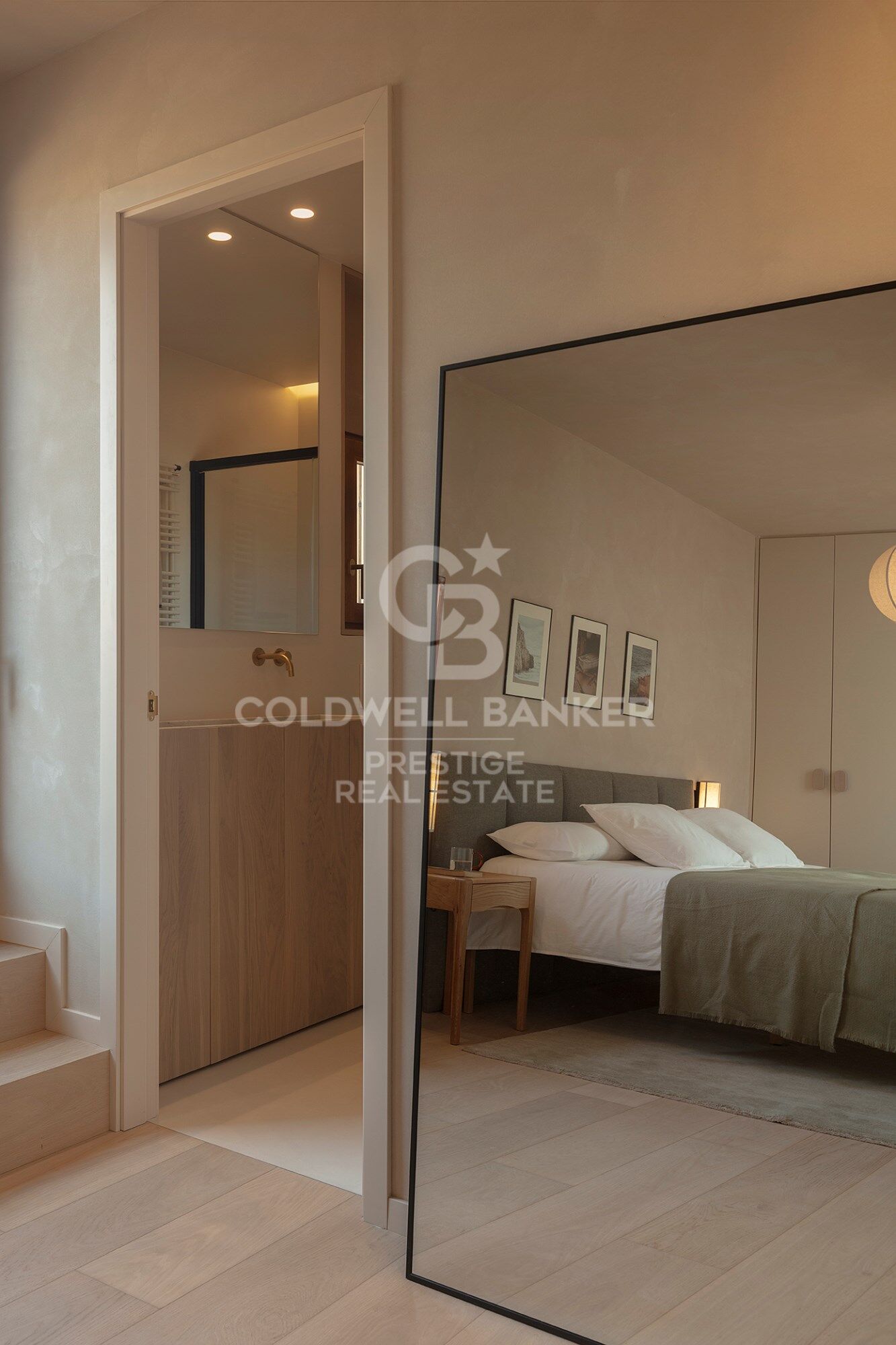 Ático a estrenar con muebles y dos terrazas en finca regia. El Born, Barcelona