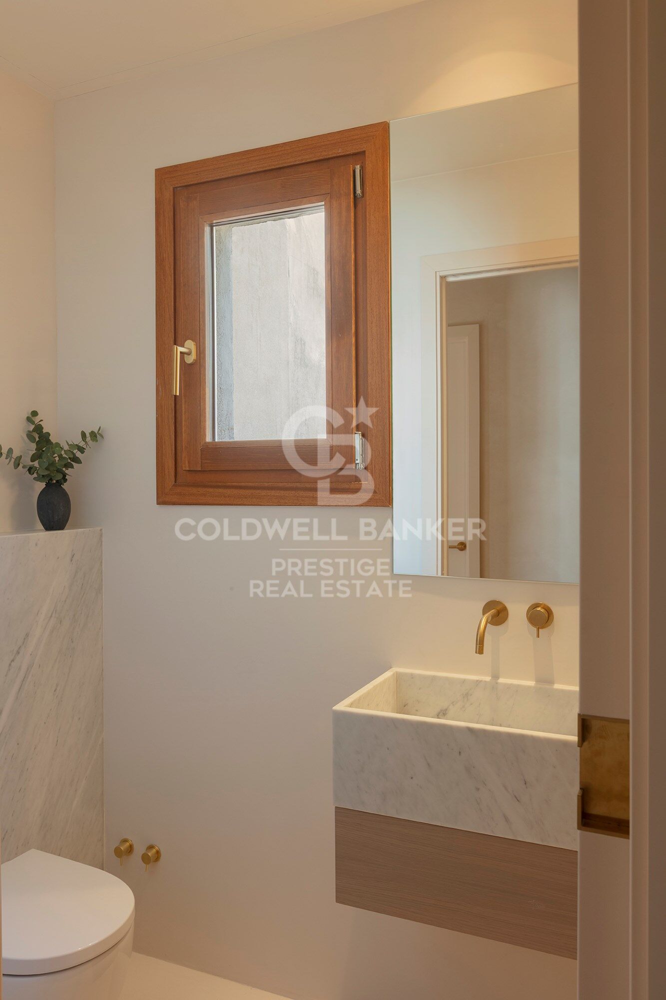 Ático a estrenar con muebles y dos terrazas en finca regia. El Born, Barcelona