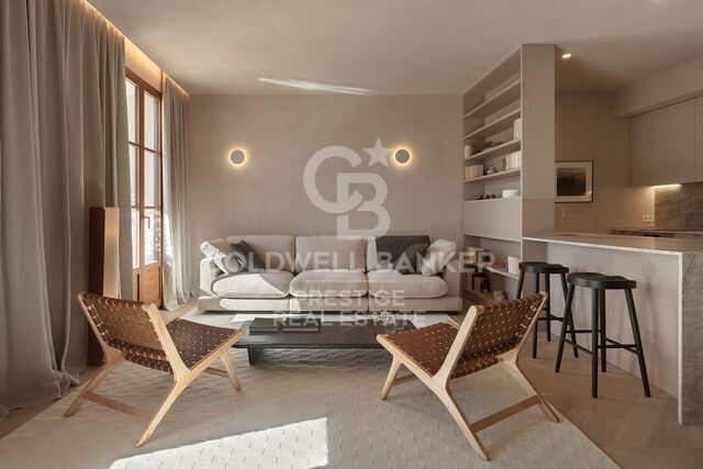 Ático a estrenar con muebles y dos terrazas en finca regia. El Born, Barcelona