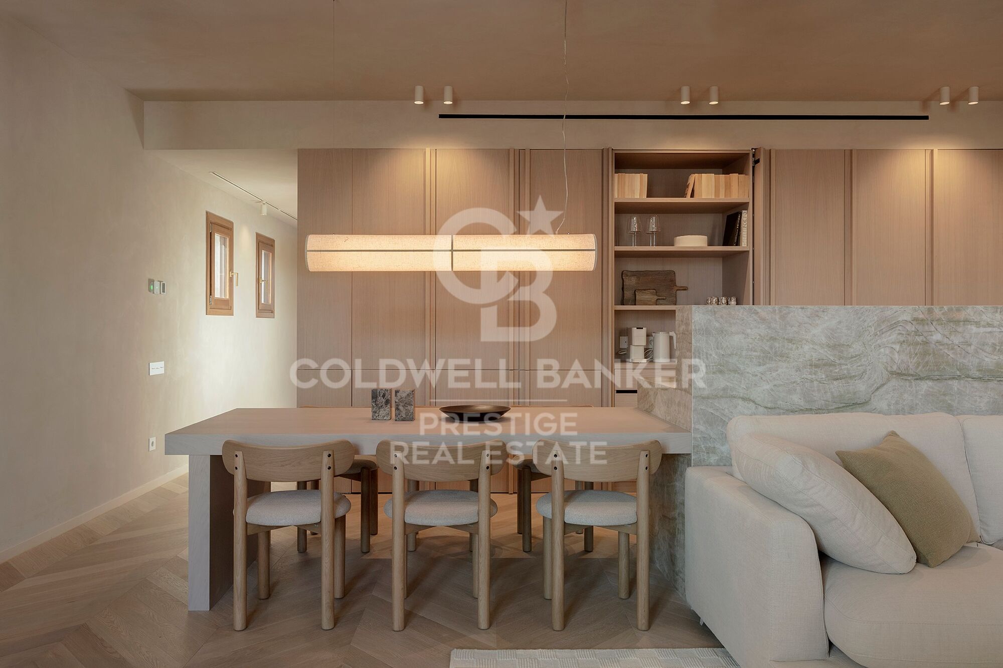 Neues Penthouse mit Möbeln und zwei Terrassen in einem historischen Gebäude. El Born, Barcelona