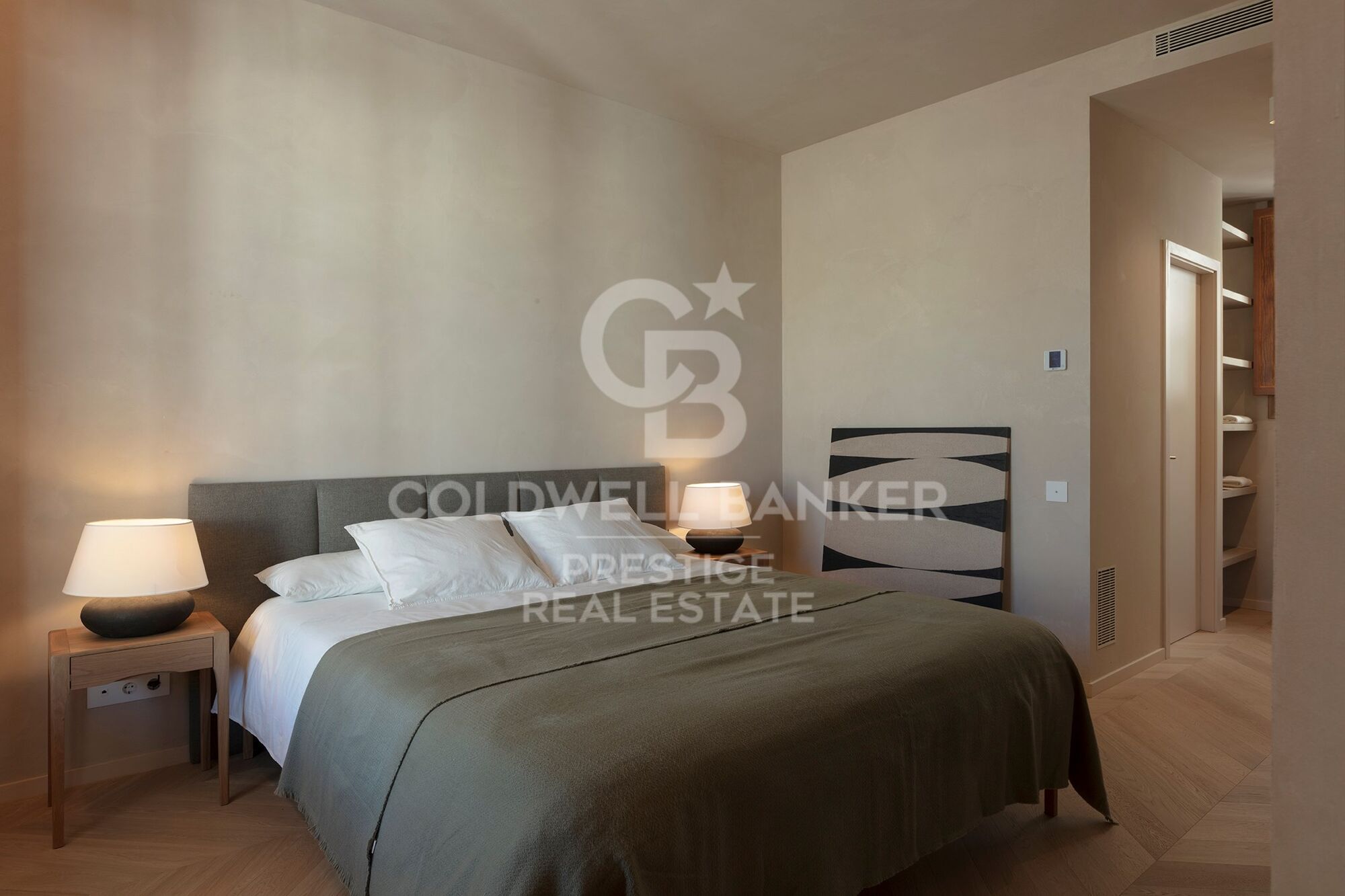 Neues Penthouse mit Möbeln und zwei Terrassen in einem historischen Gebäude. El Born, Barcelona