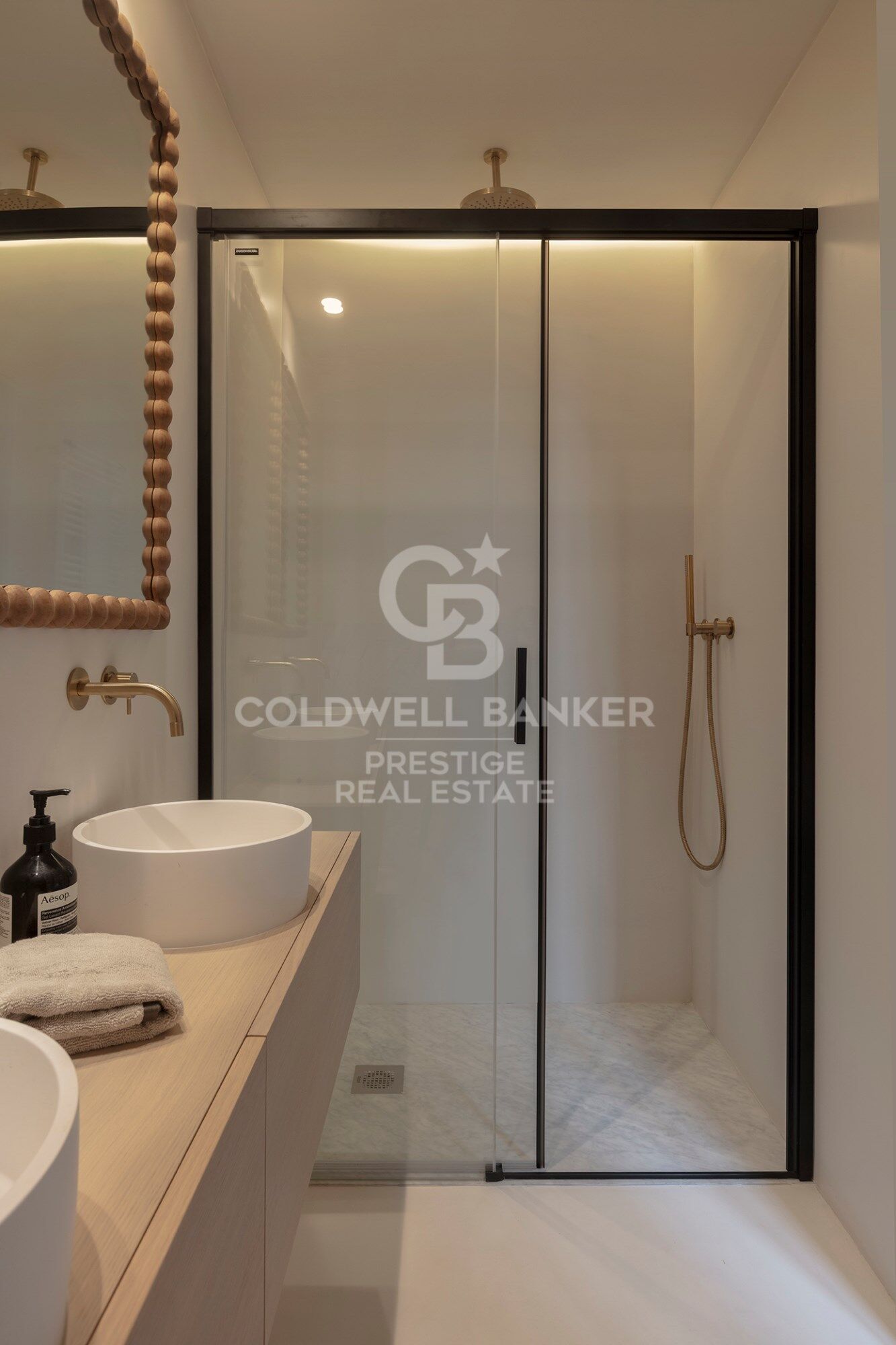 Neues Penthouse mit Möbeln und zwei Terrassen in einem historischen Gebäude. El Born, Barcelona