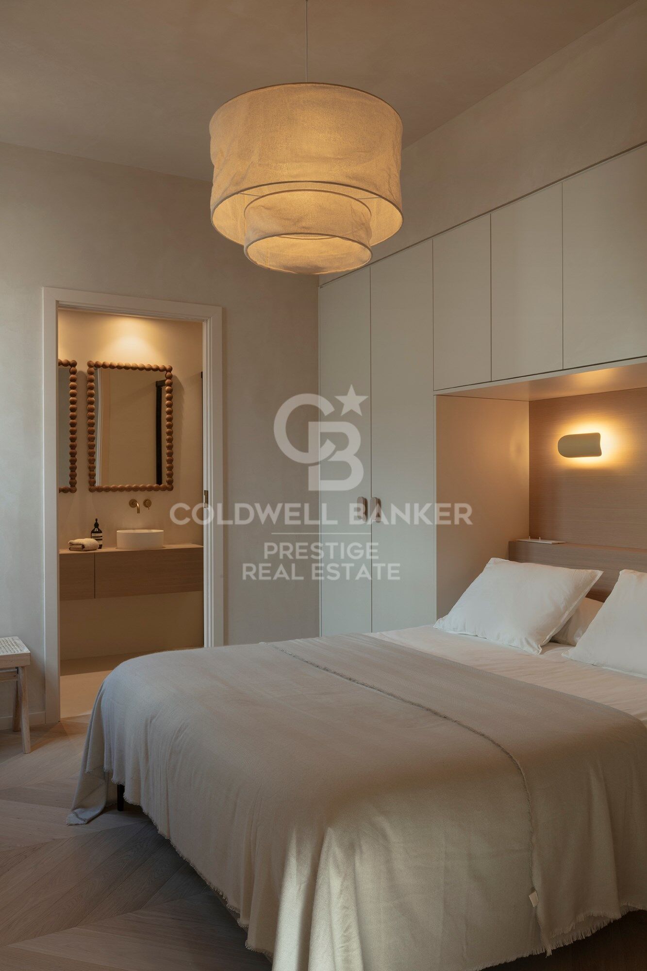 Neues Penthouse mit Möbeln und zwei Terrassen in einem historischen Gebäude. El Born, Barcelona