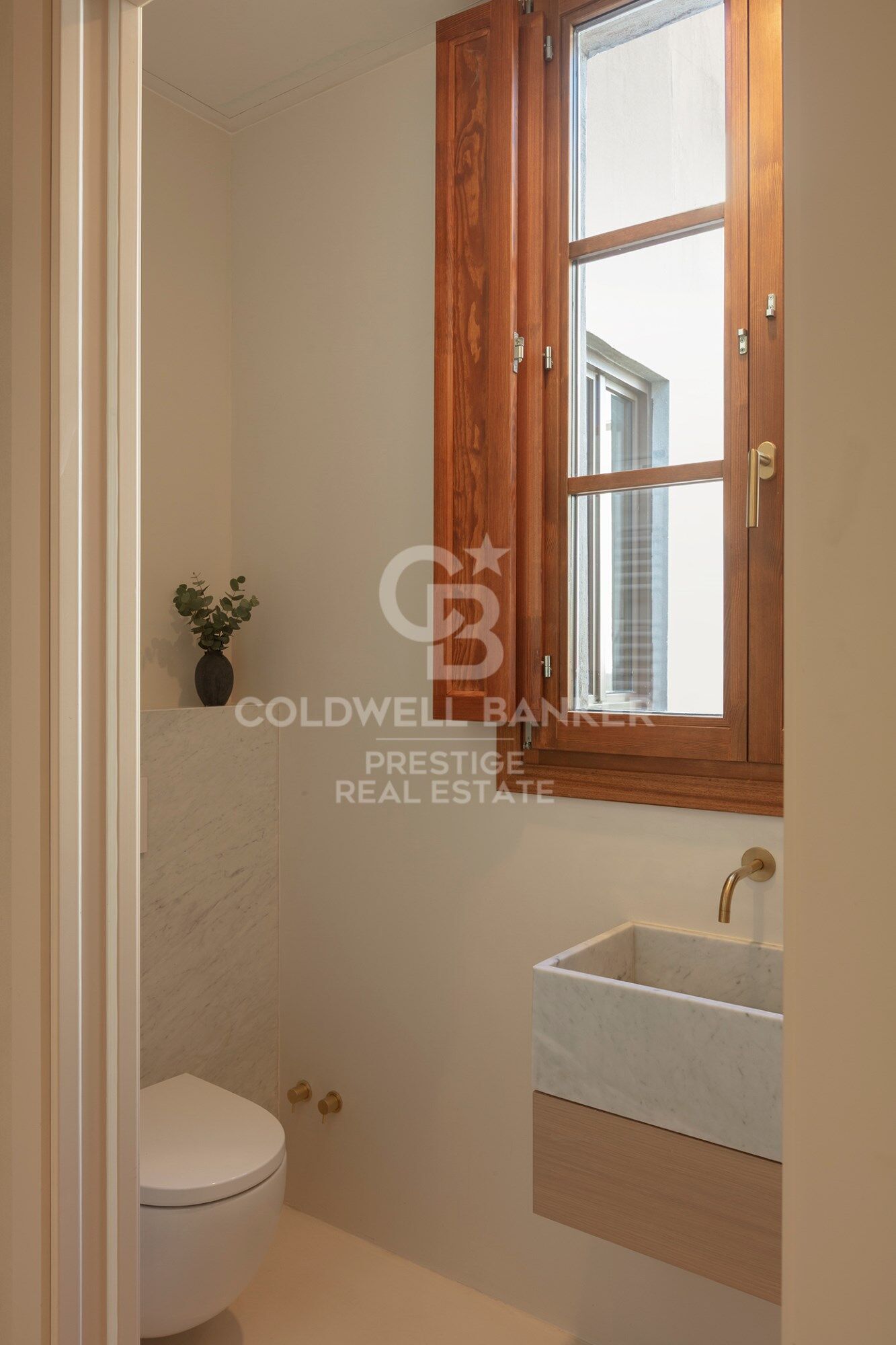 Neues Penthouse mit Möbeln und zwei Terrassen in einem historischen Gebäude. El Born, Barcelona