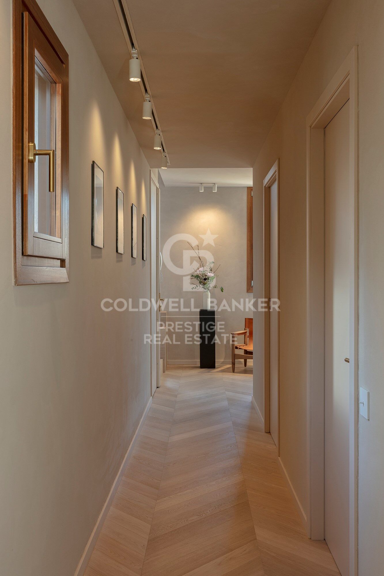 Neues Penthouse mit Möbeln und zwei Terrassen in einem historischen Gebäude. El Born, Barcelona