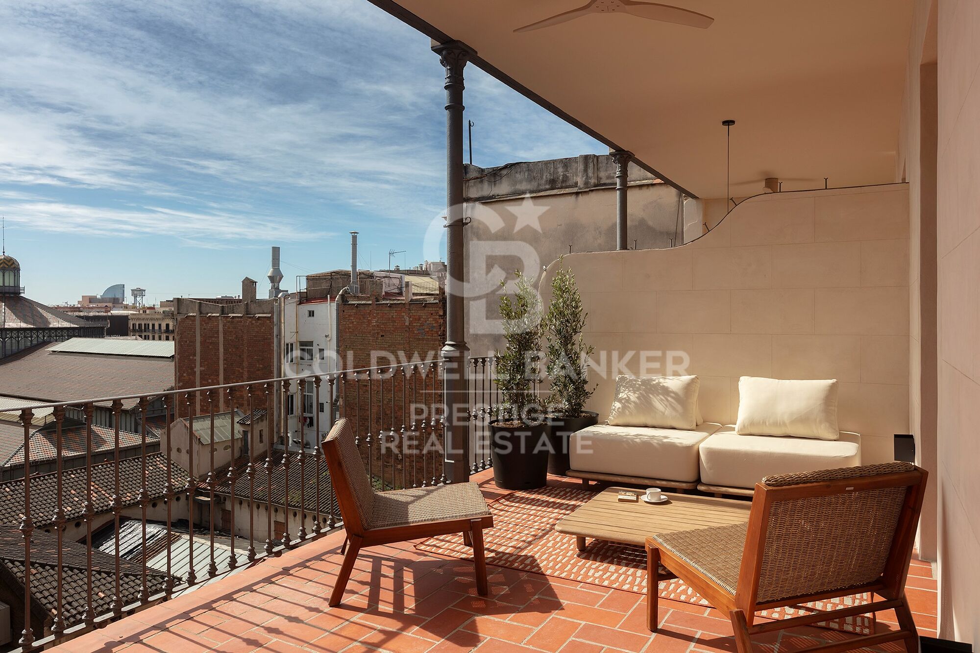 Brand-new penthouse with furniture and two terraces in a historic building. El Born, Barcelona
