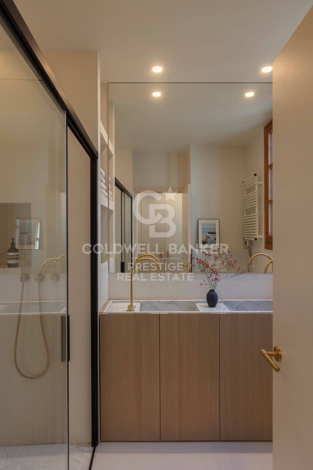 Brand-new penthouse with furniture and two terraces in a historic building. El Born, Barcelona