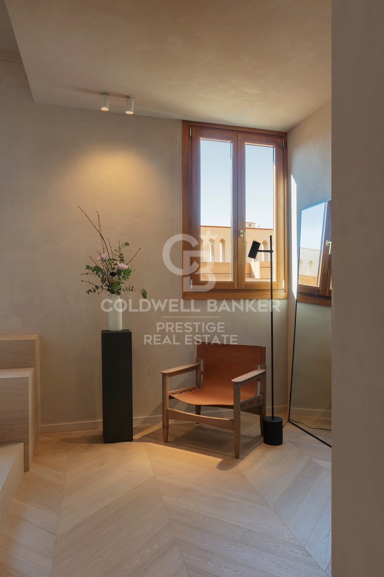 Ático a estrenar con muebles y dos terrazas en finca regia. El Born, Barcelona