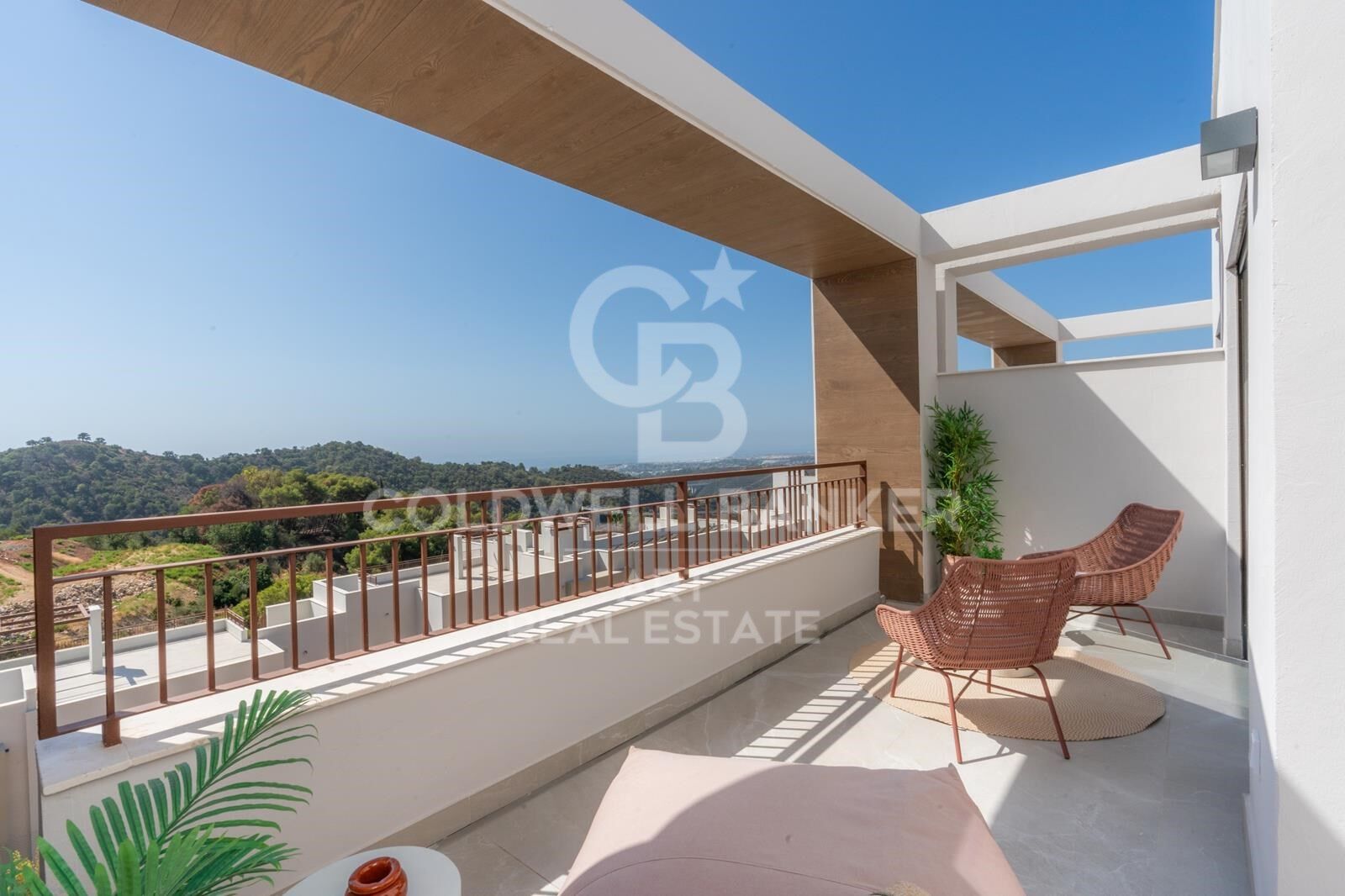 Townhouse with open panoramic views in Istán