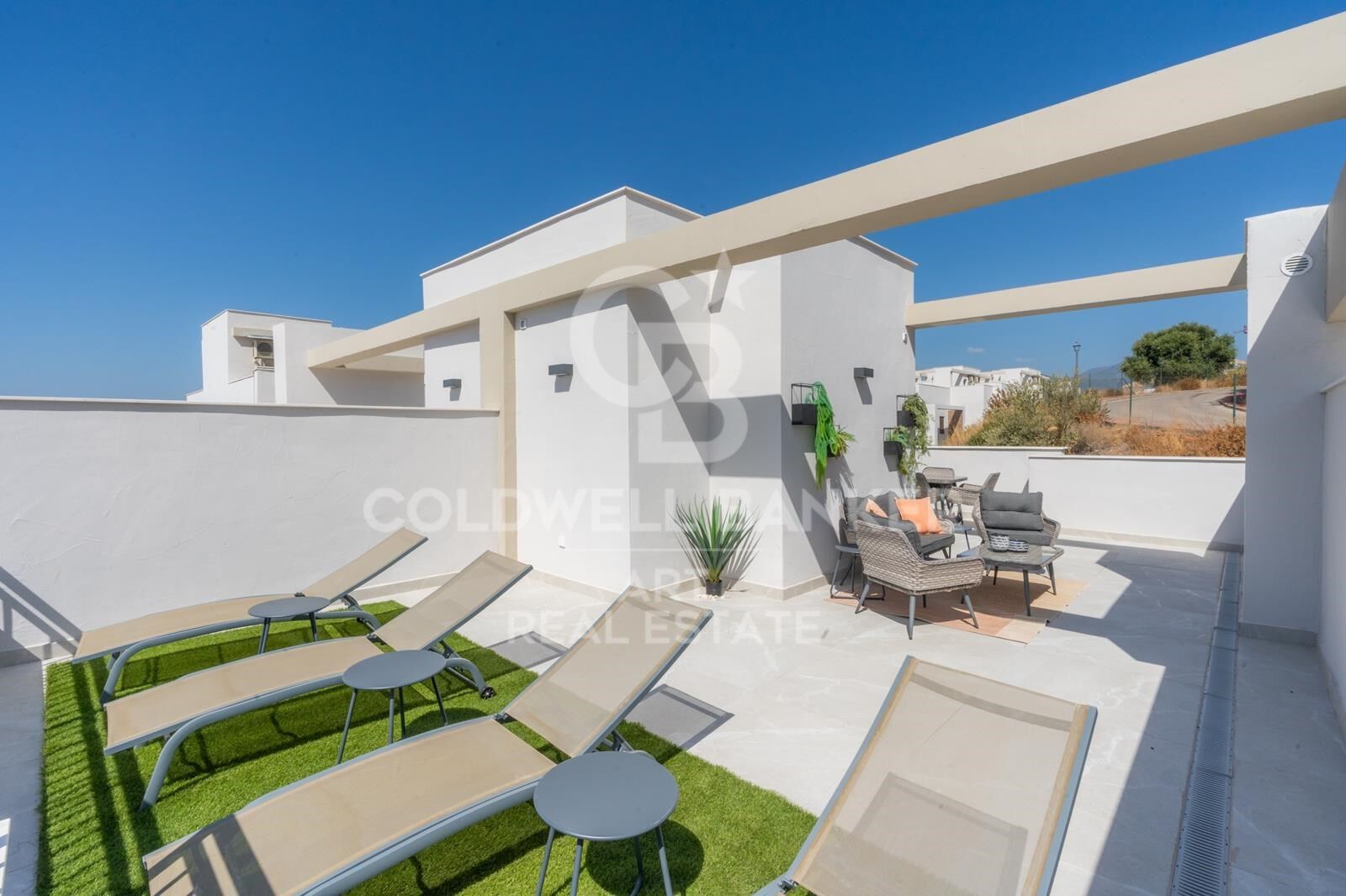 Townhouse with open panoramic views in Istán