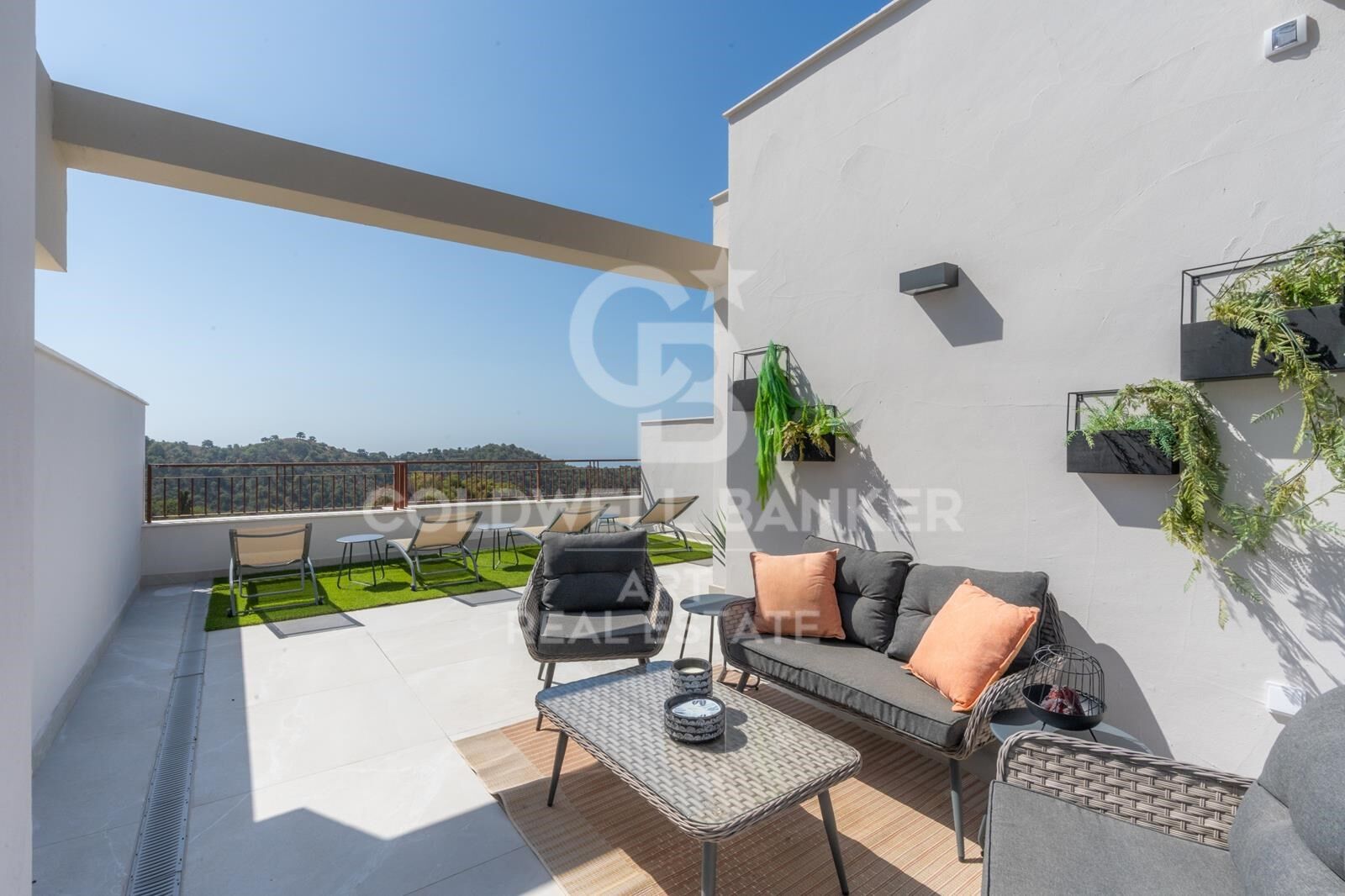 Townhouse with open panoramic views in Istán