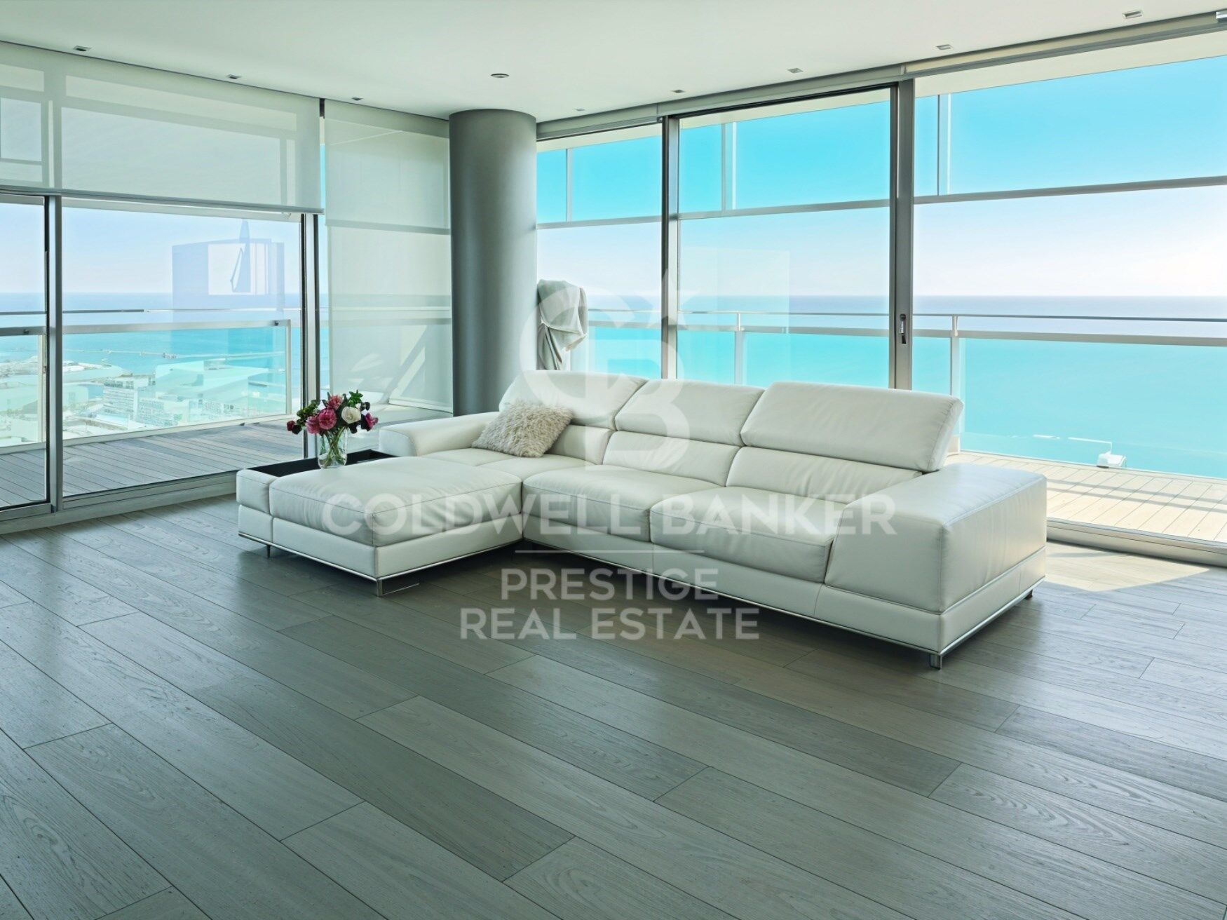 Exclusive apartment on the 23rd floor facing the sea