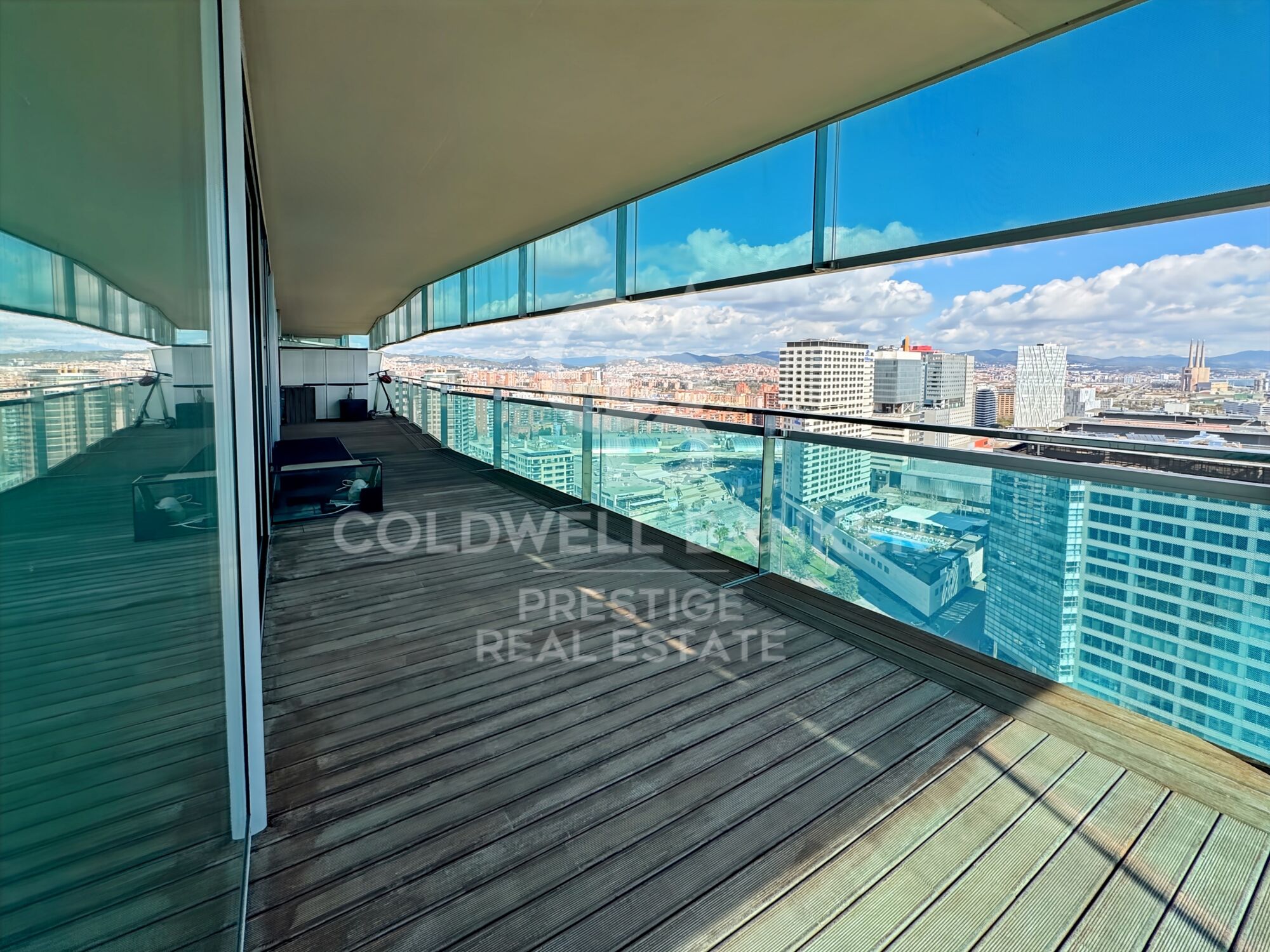 Exclusive apartment on the 23rd floor facing the sea