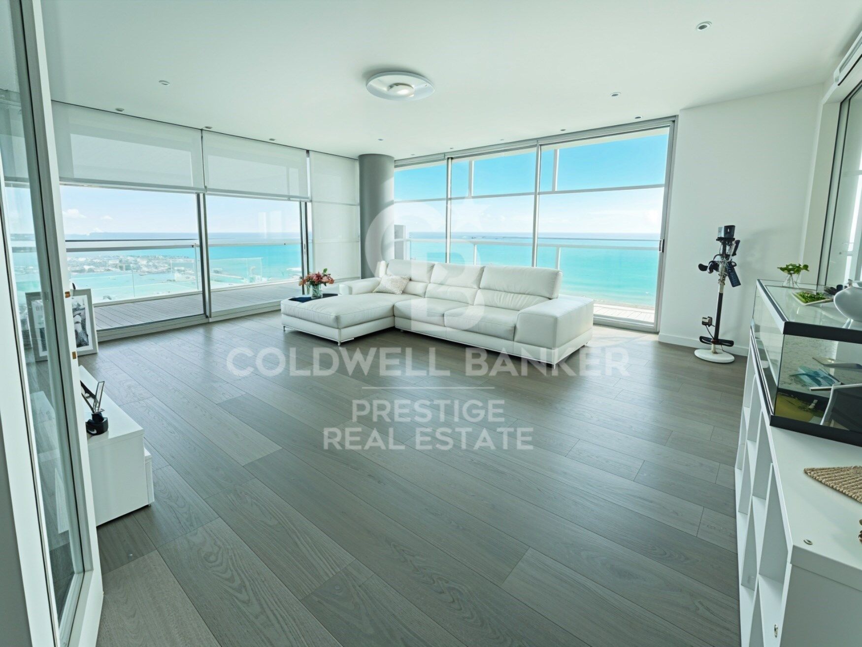 Exclusive apartment on the 23rd floor facing the sea