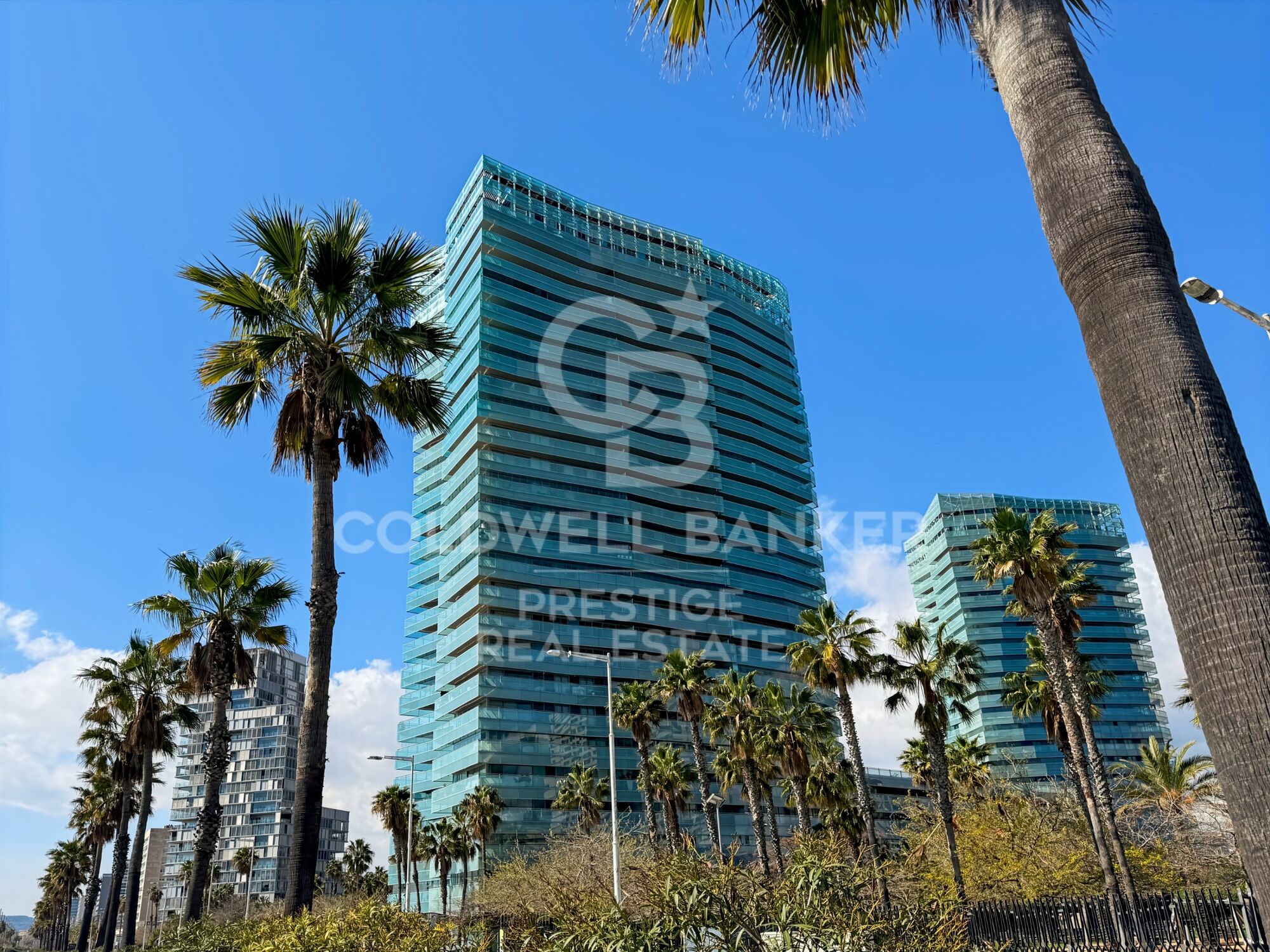 Exclusive apartment on the 23rd floor facing the sea