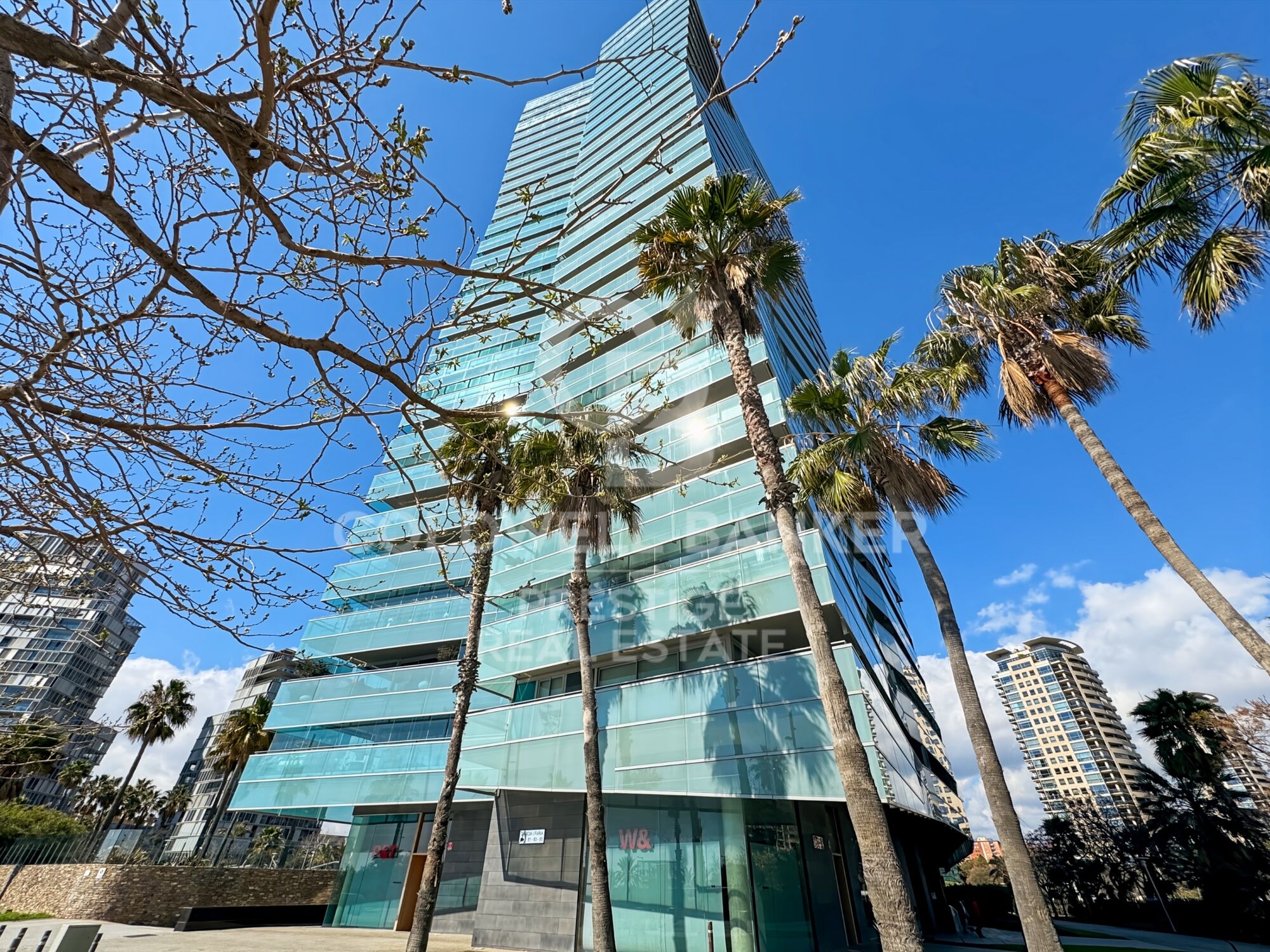 Exclusive apartment on the 23rd floor facing the sea