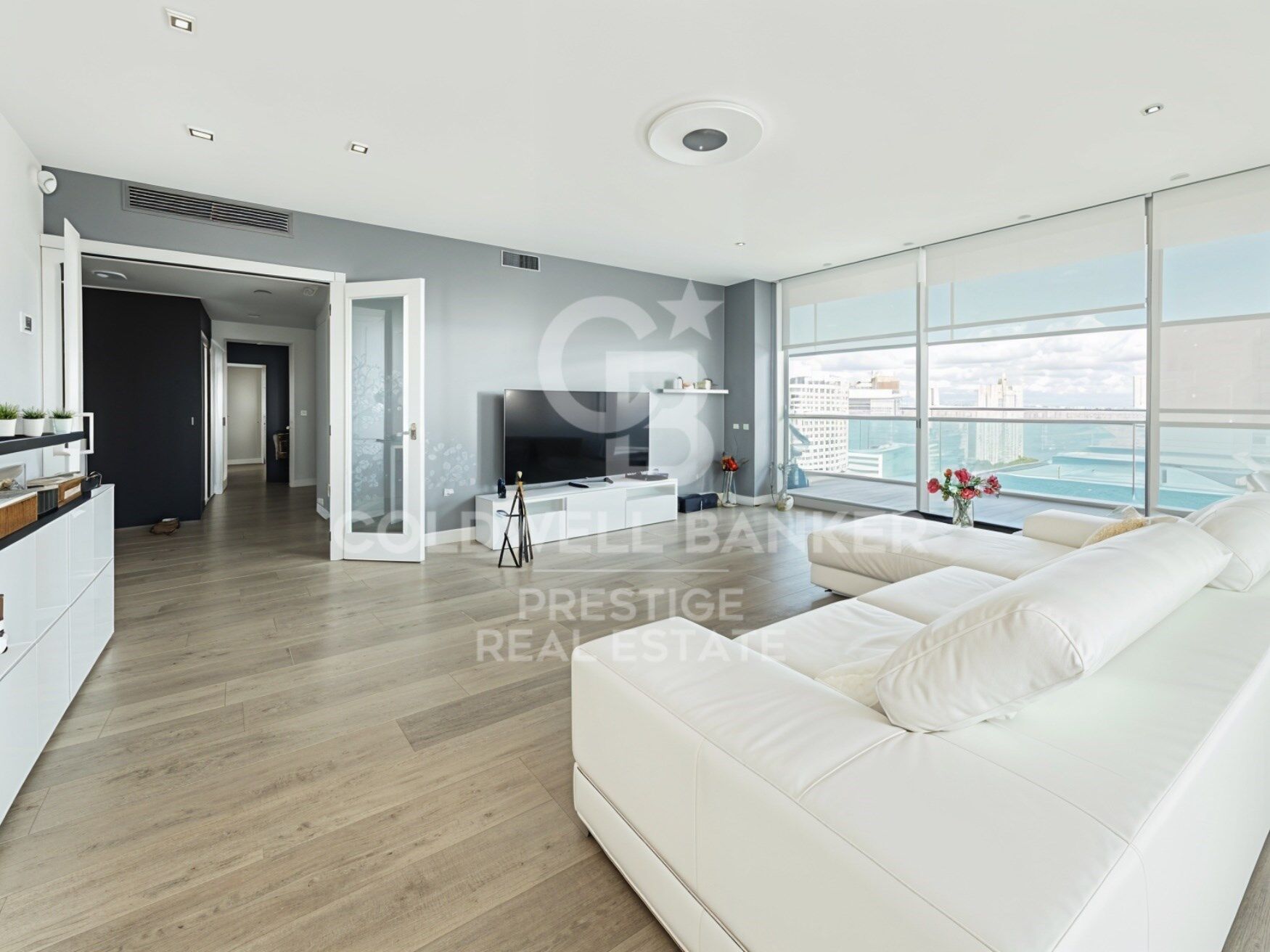 Exclusive apartment on the 23rd floor facing the sea