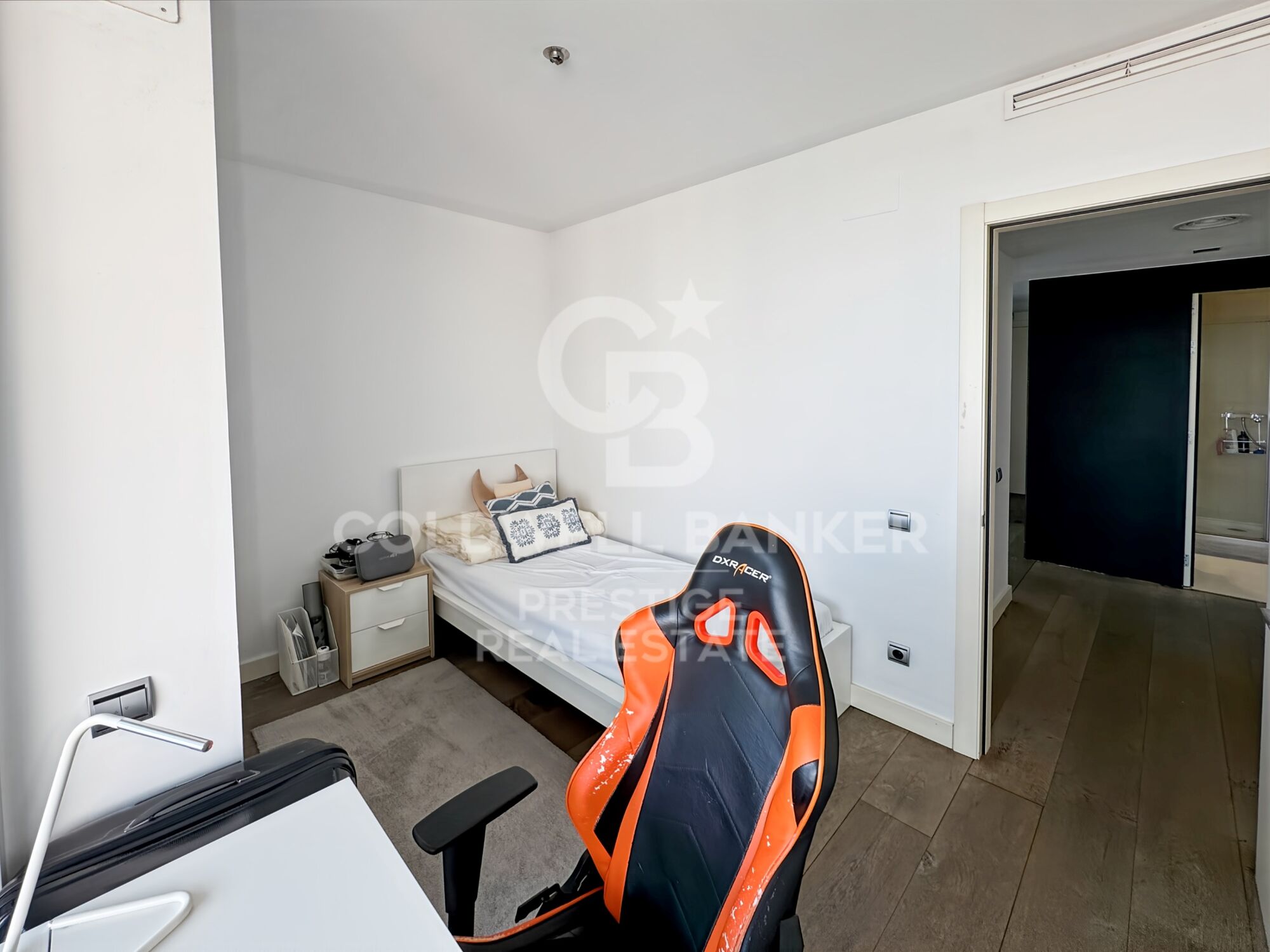 Exclusive apartment on the 23rd floor facing the sea