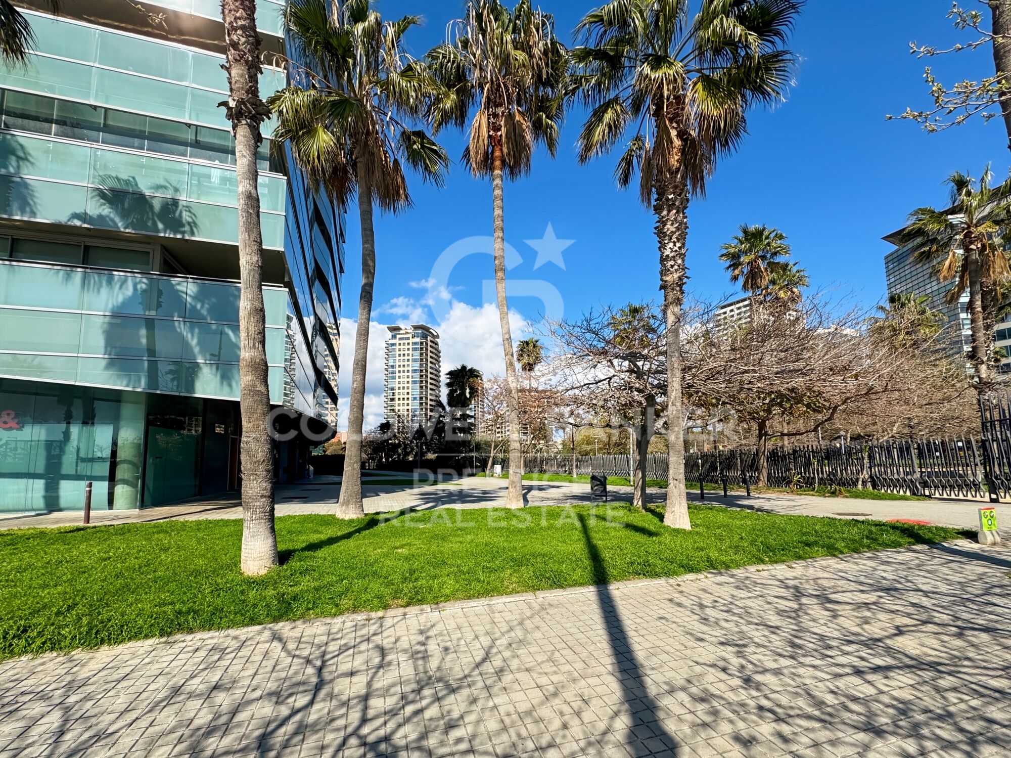 Exclusive apartment on the 23rd floor facing the sea