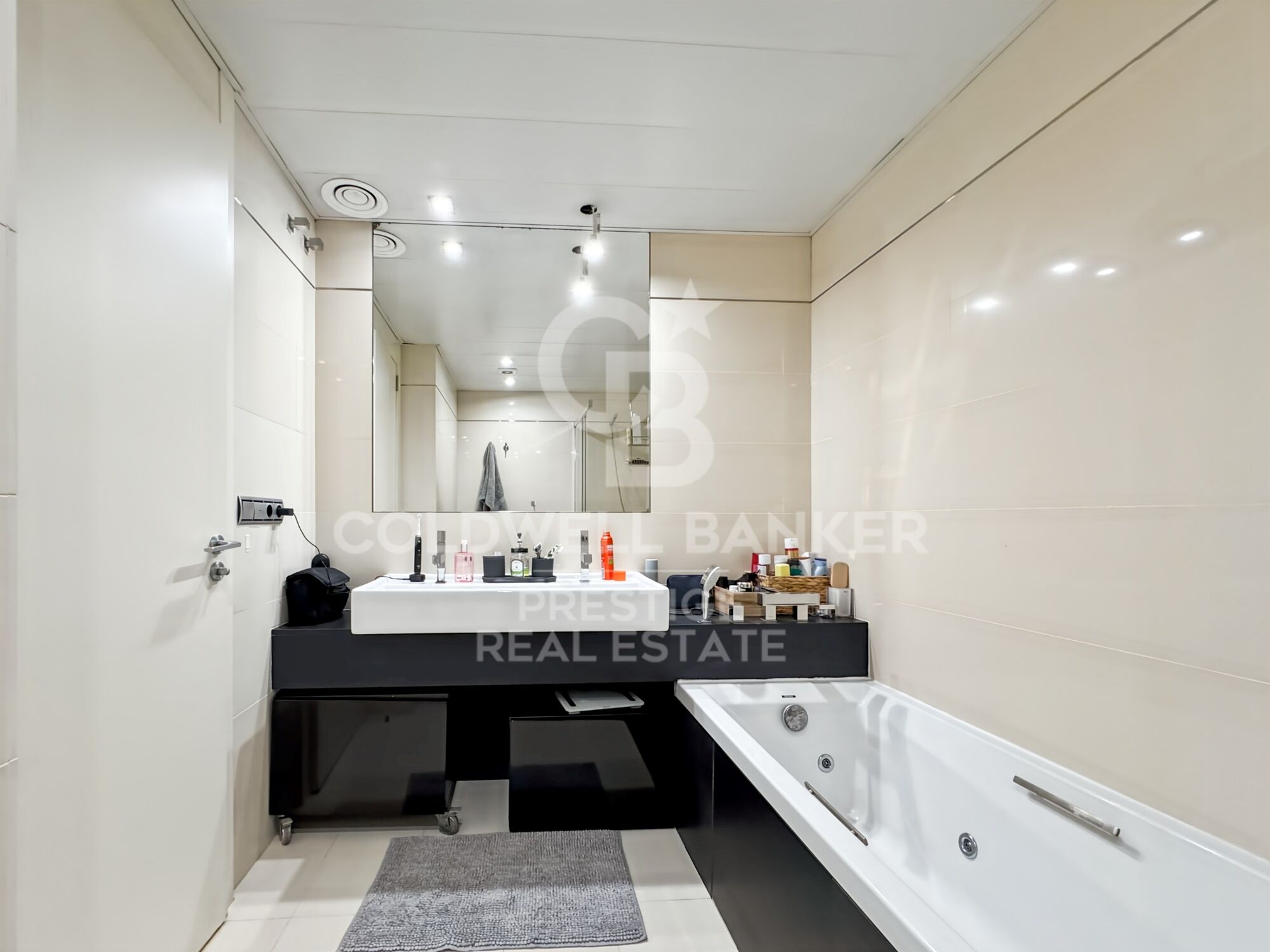 Exclusivo piso en la planta 23 frente al Mar