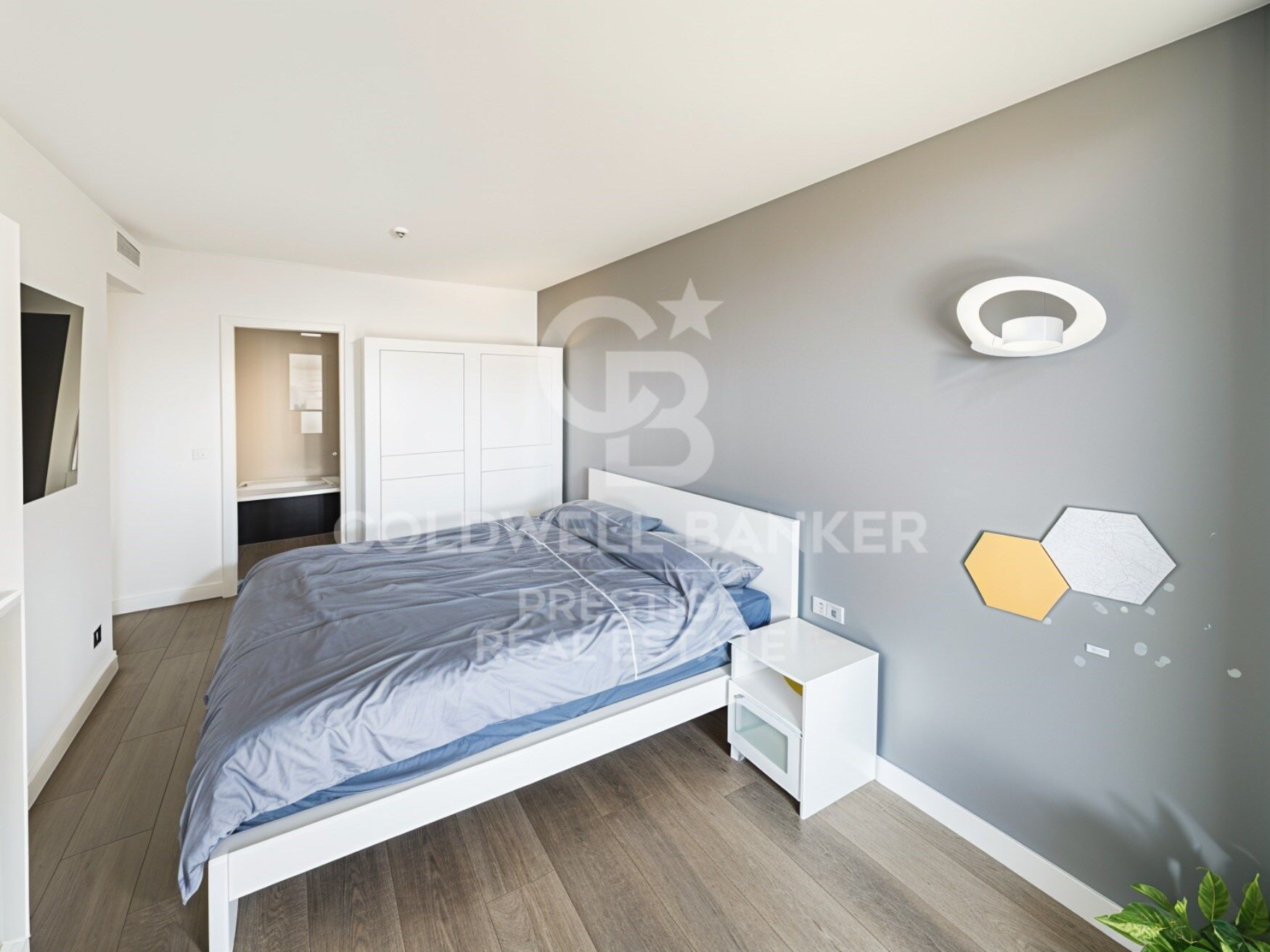 Exclusive apartment on the 23rd floor facing the sea