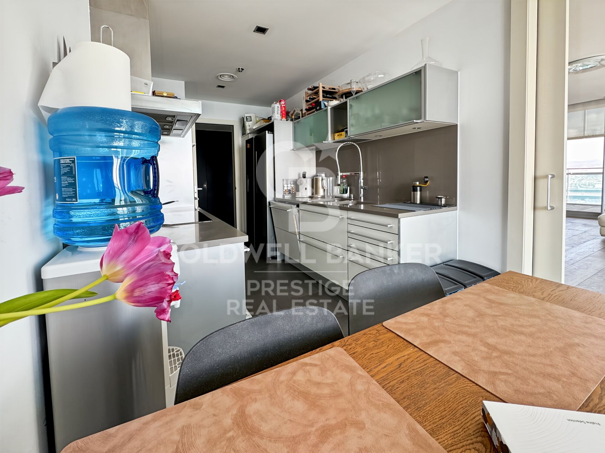 Exclusive apartment on the 23rd floor facing the sea