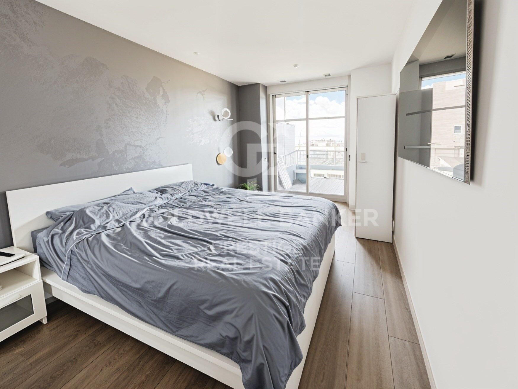 Exclusive apartment on the 23rd floor facing the sea