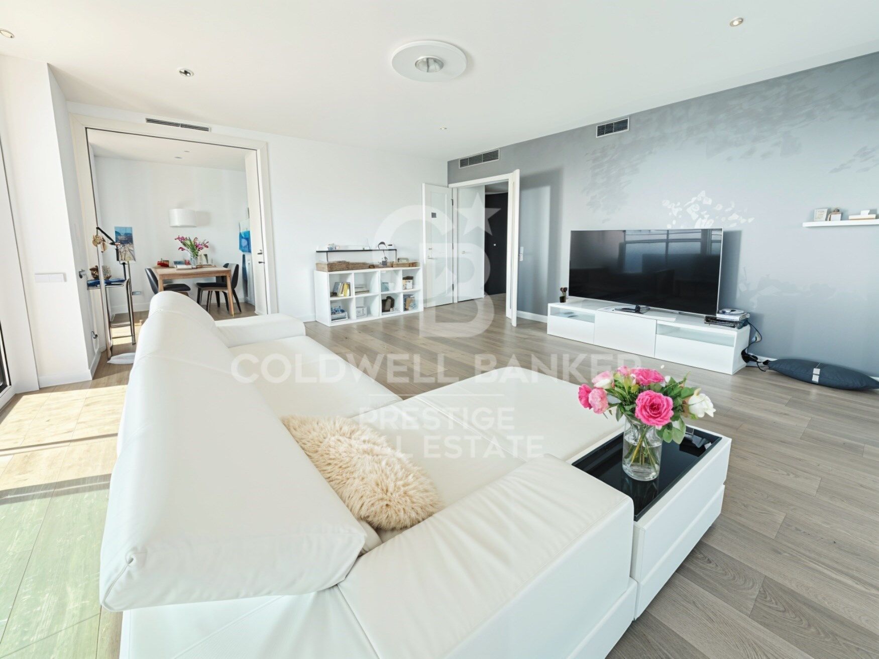Exclusive apartment on the 23rd floor facing the sea