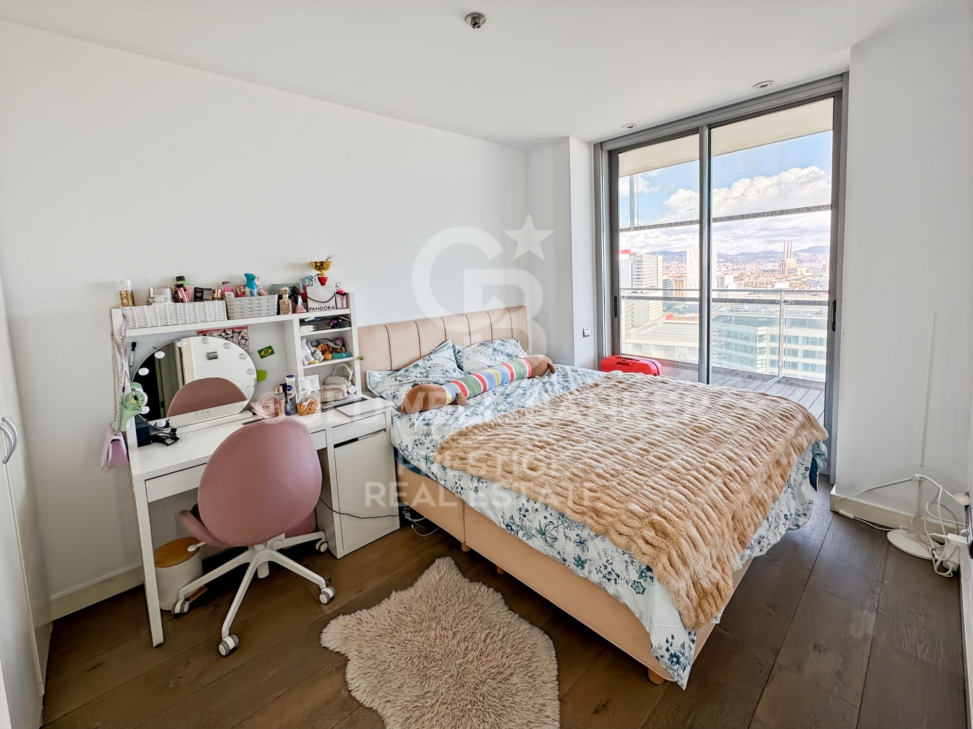 Exclusive apartment on the 23rd floor facing the sea