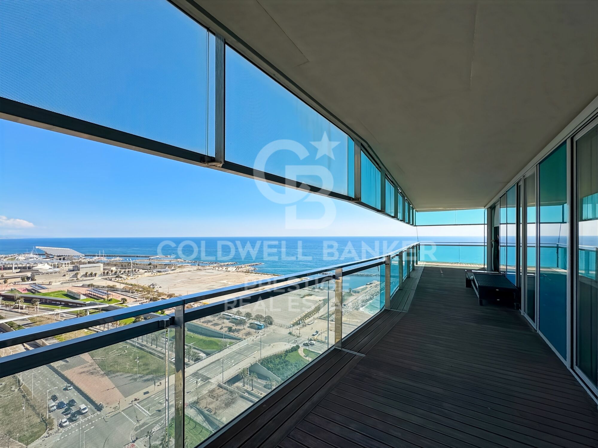 Exclusive apartment on the 23rd floor facing the sea