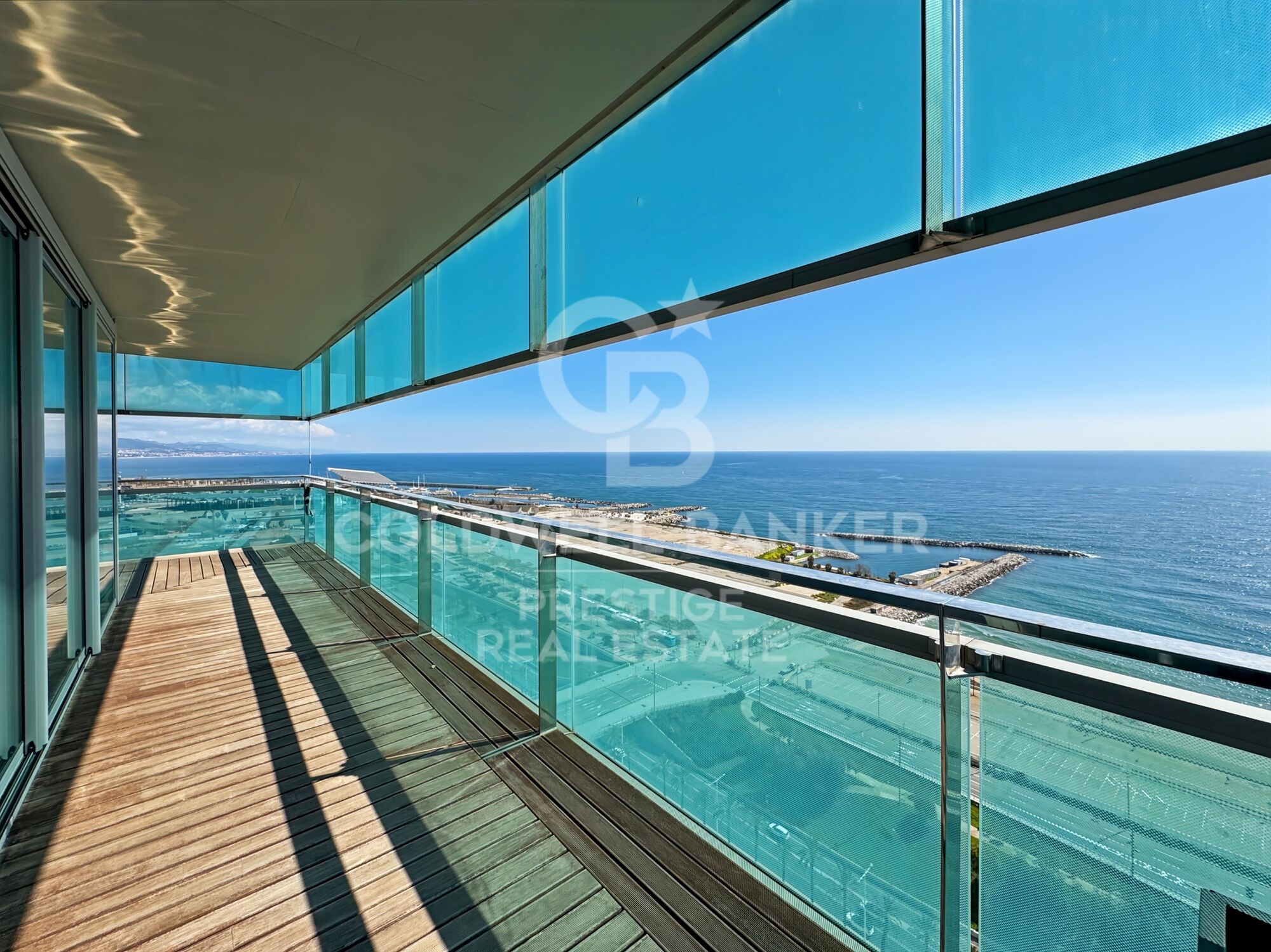 Exclusive apartment on the 23rd floor facing the sea