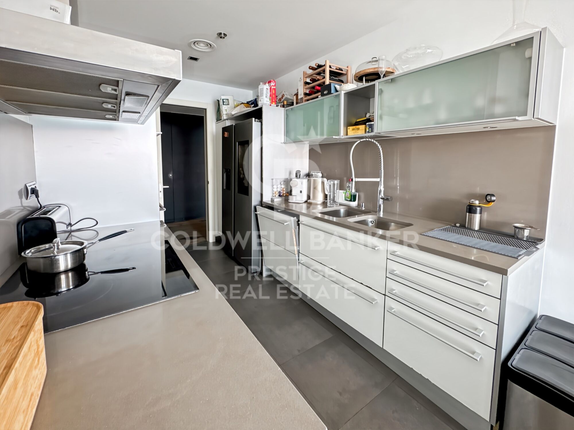 Exclusive apartment on the 23rd floor facing the sea