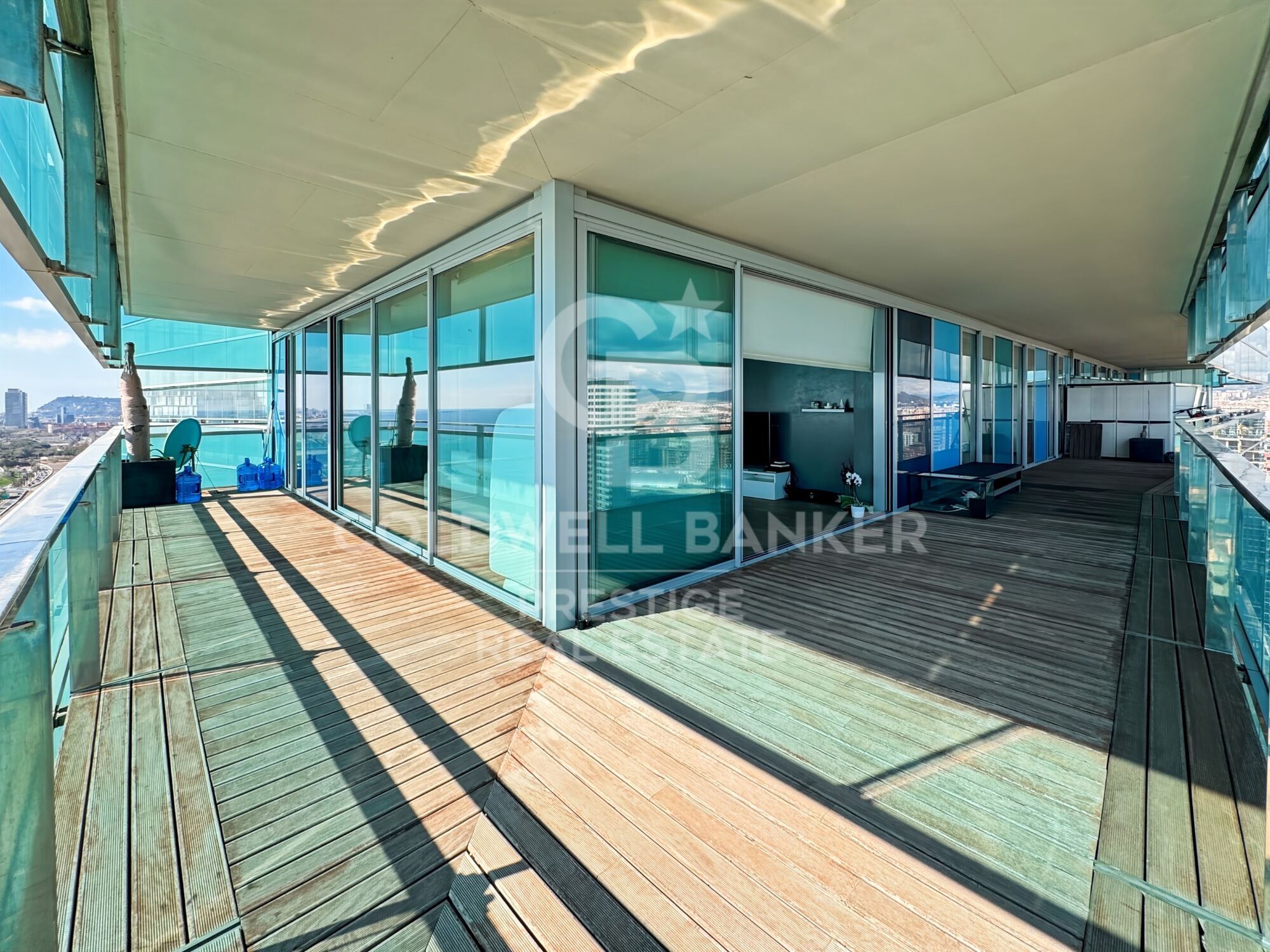 Exclusive apartment on the 23rd floor facing the sea