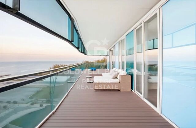 Exclusive apartment on the 23rd floor facing the sea