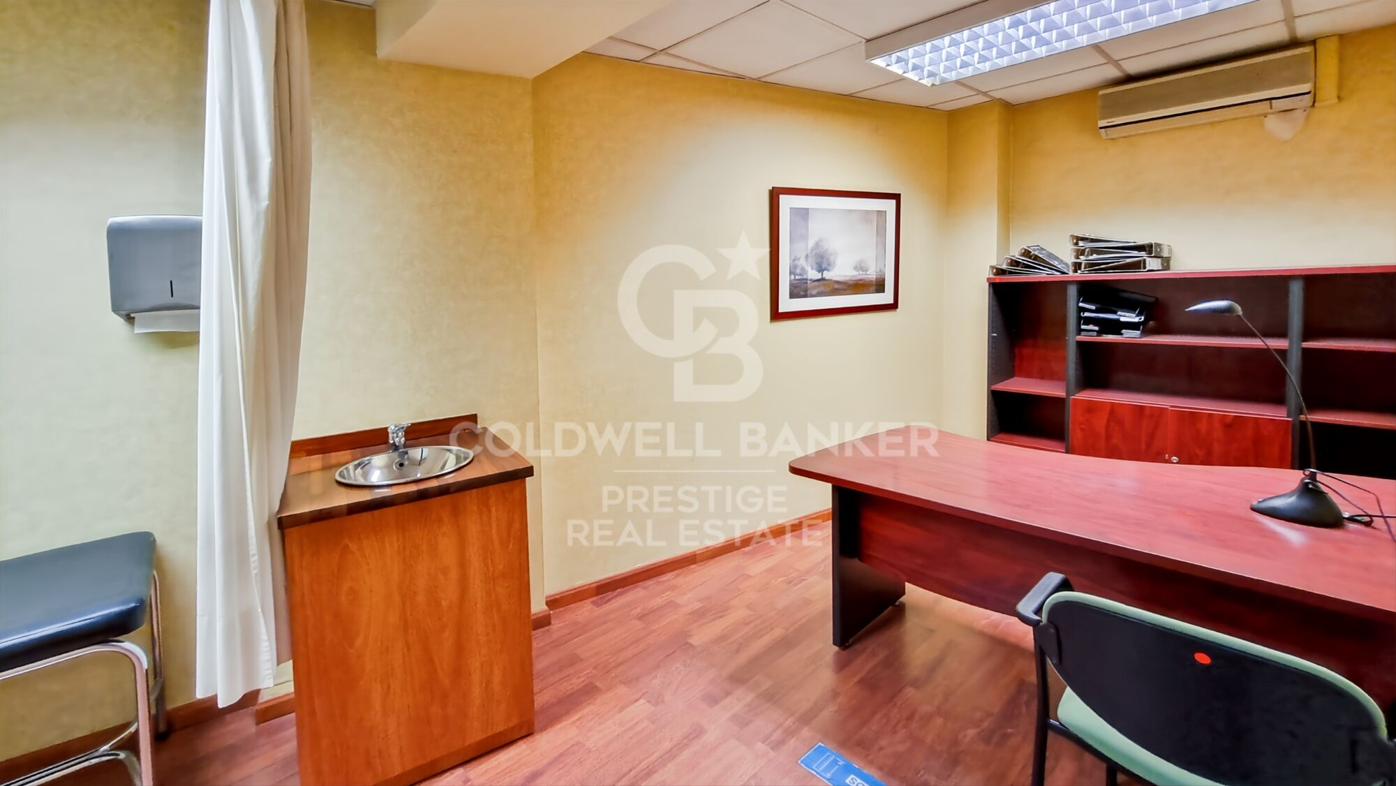 Medical offices equipped with 8 rooms ready to work