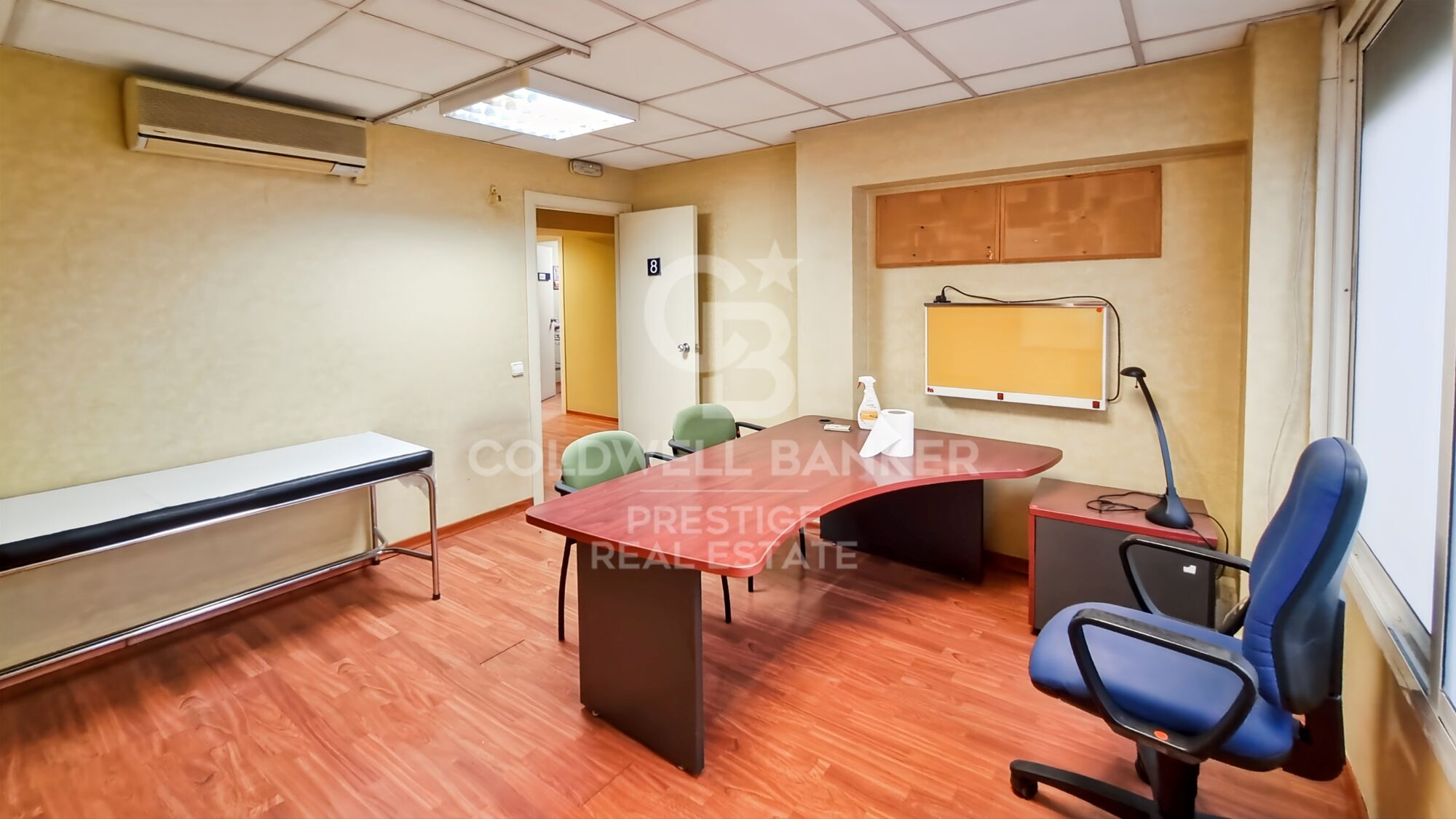 Medical offices equipped with 8 rooms ready to work