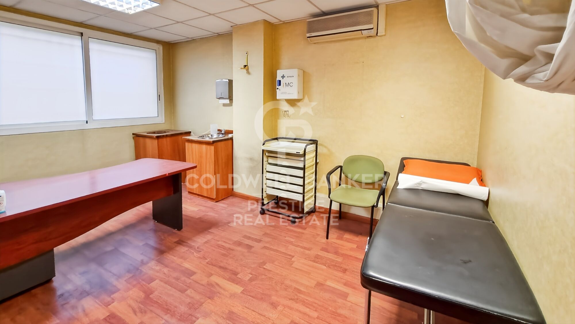 Medical offices equipped with 8 rooms ready to work