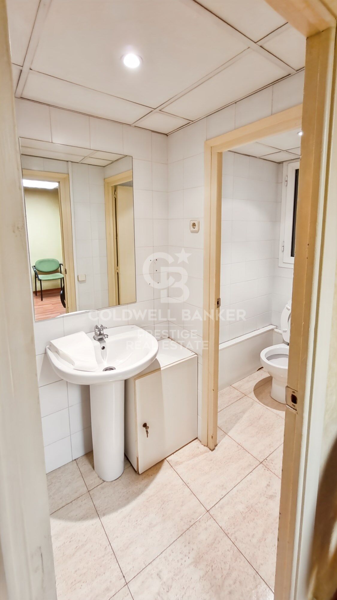 Medical offices equipped with 8 rooms ready to work